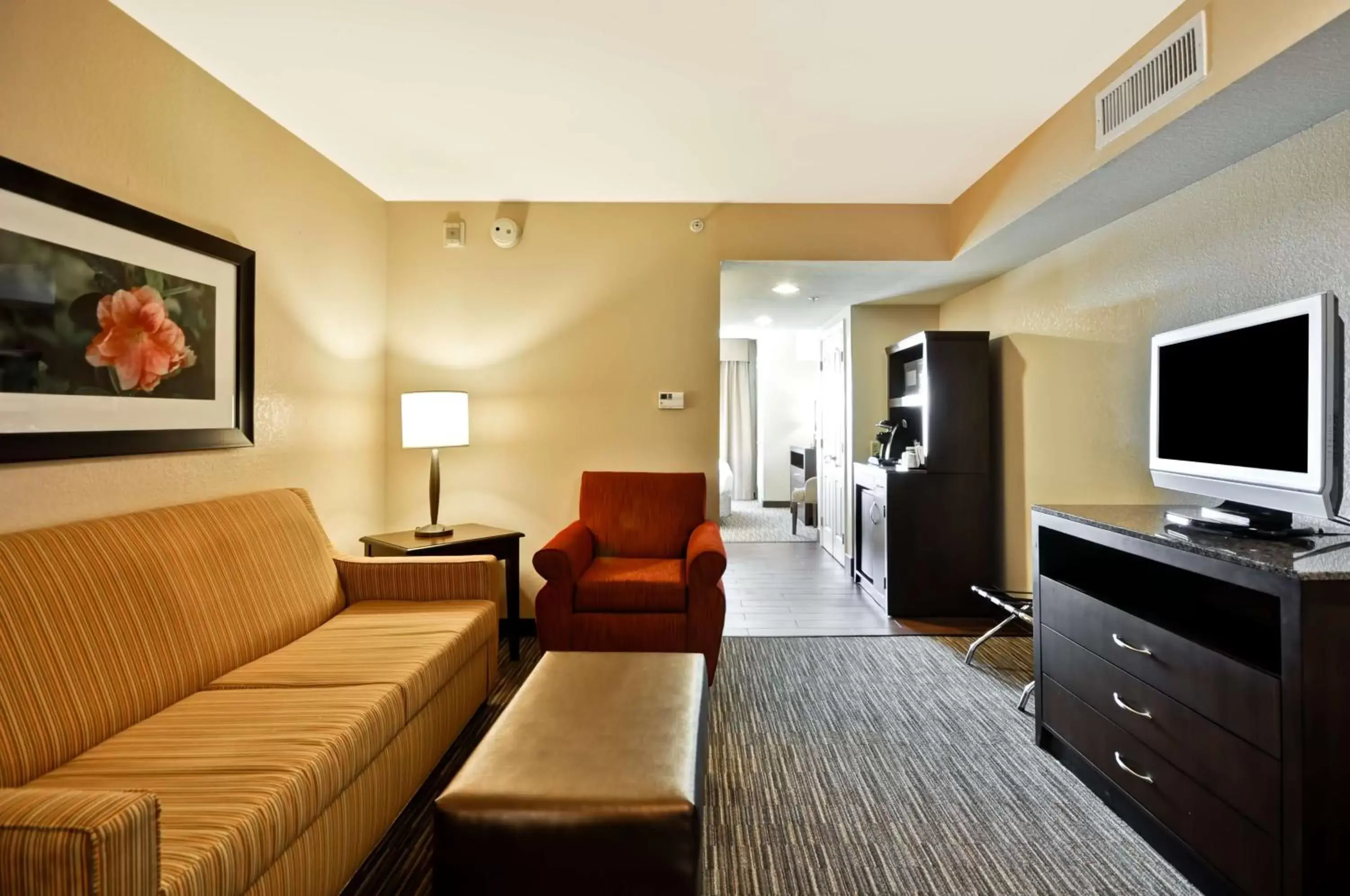 Bed, Seating Area in Hilton Garden Inn Tampa North