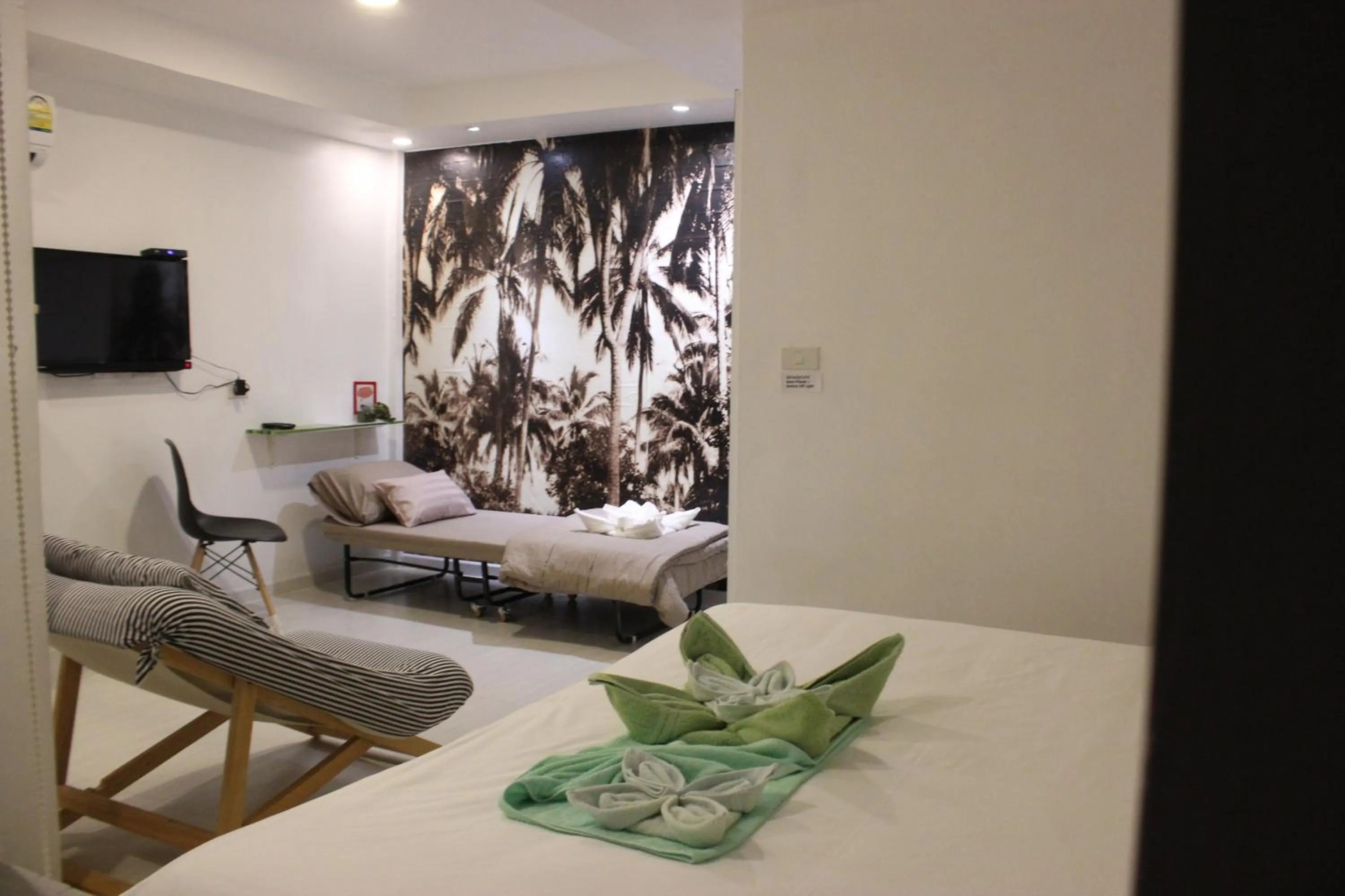 Seating area, Bed in 1715 House - White Rhino