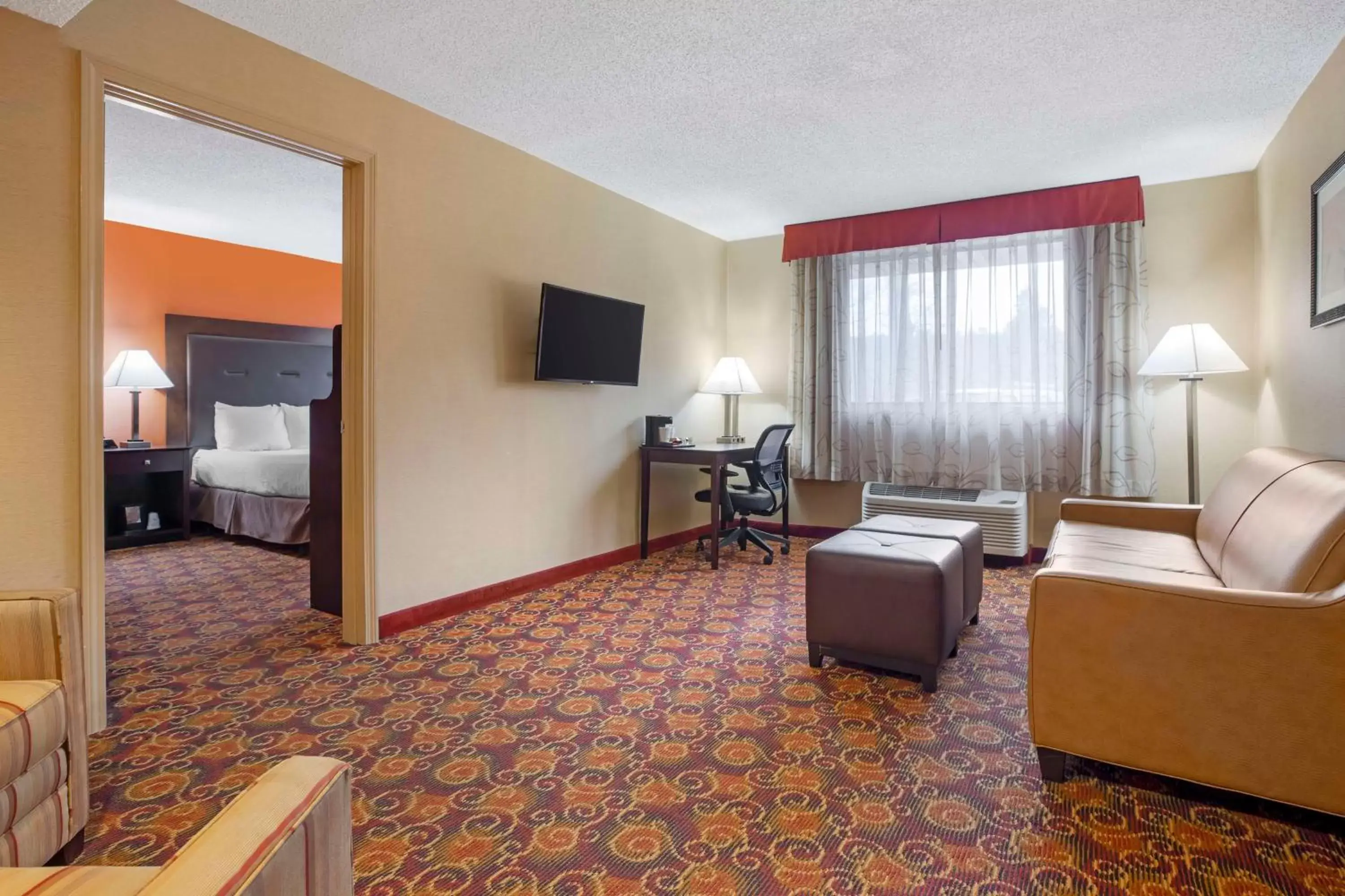 Bedroom, TV/Entertainment Center in Best Western Plus The Inn at Sharon/Foxboro