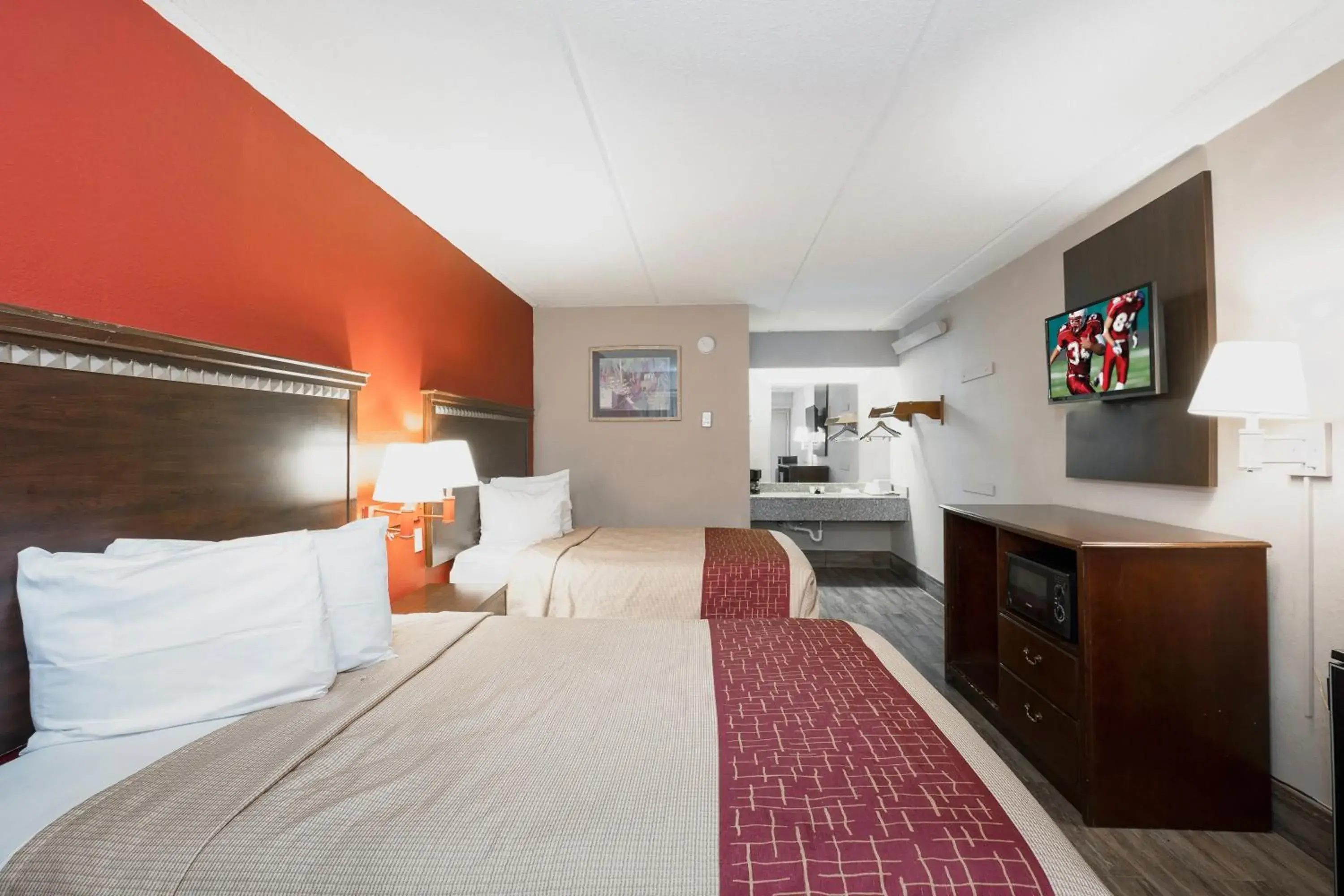 Photo of the whole room, Bed in Red Roof Inn Jackson Downtown - Fairgrounds