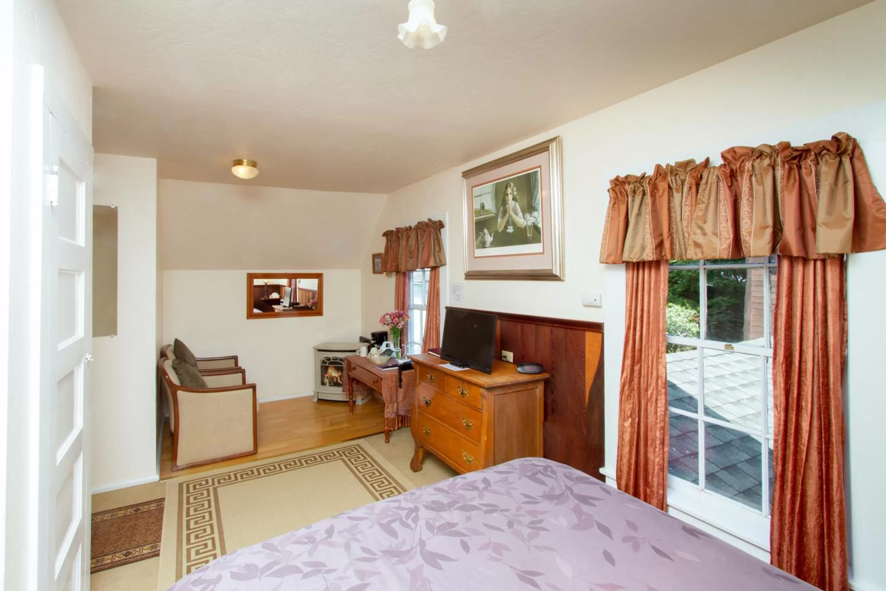 Photo of the whole room, Bed in Sweetwater Inn and Spa