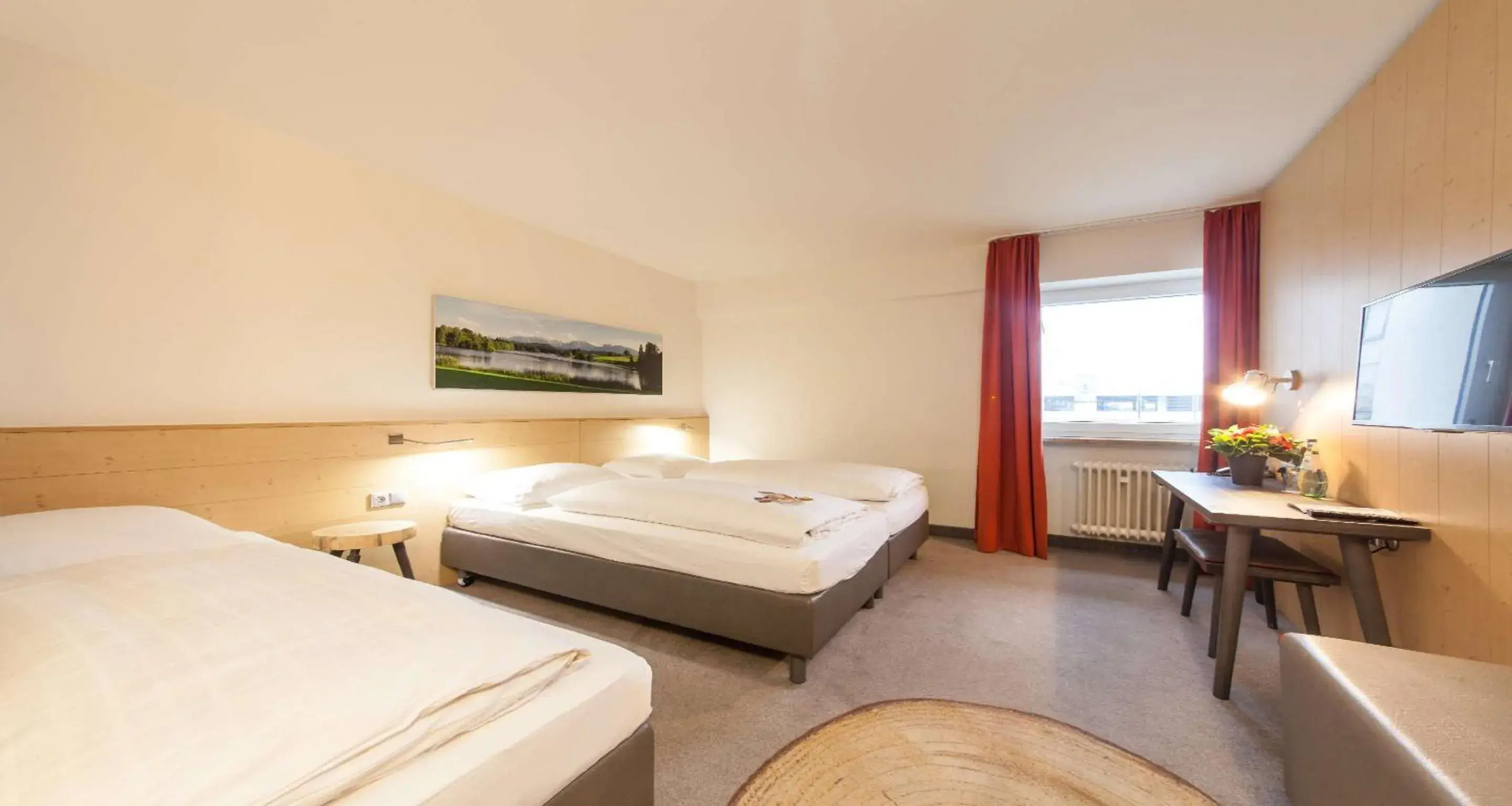 Photo of the whole room, Bed in Sure Hotel by Best Western Muenchen Hauptbahnhof