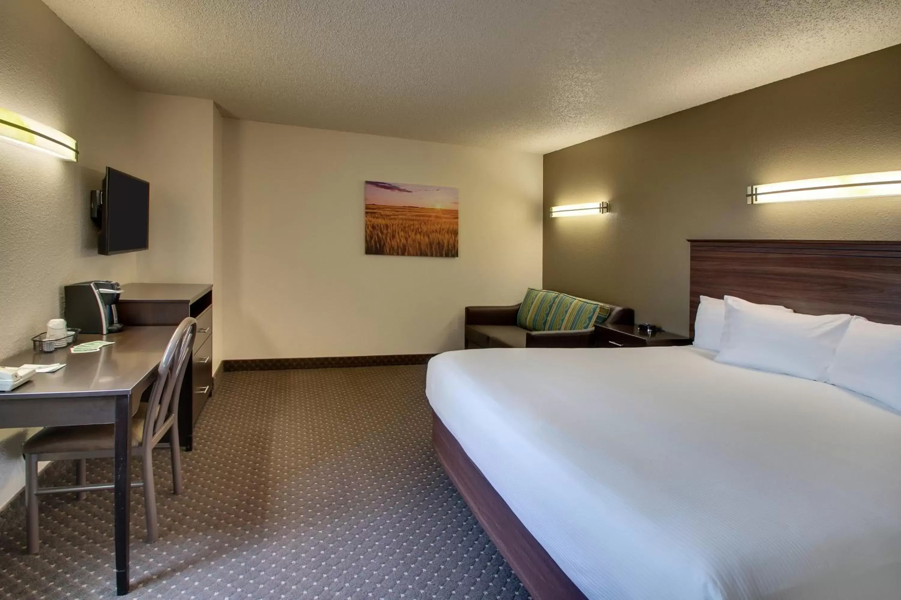 Bed in EverSpring Inn & Suites