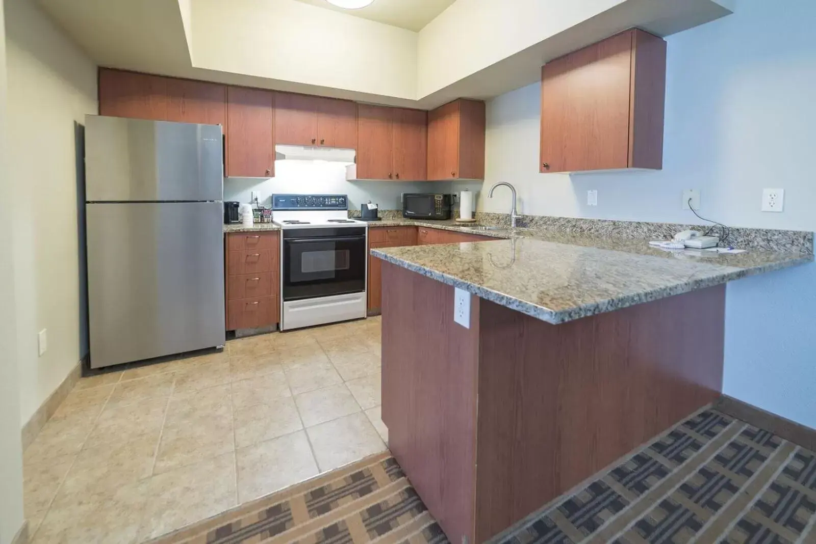 Kitchen/Kitchenette in Best Western University Inn and Suites