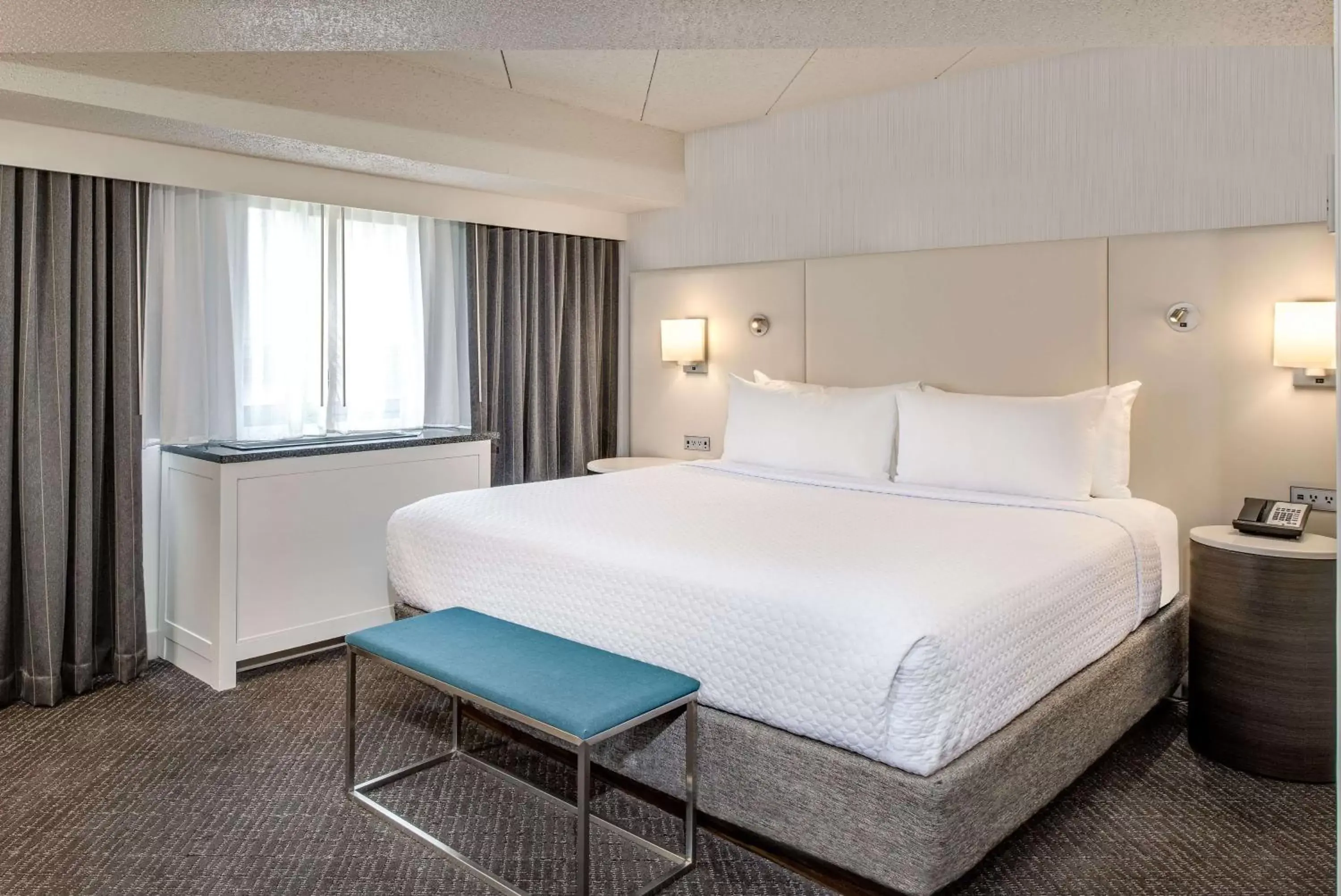 Photo of the whole room, Bed in Sonesta Columbus Downtown