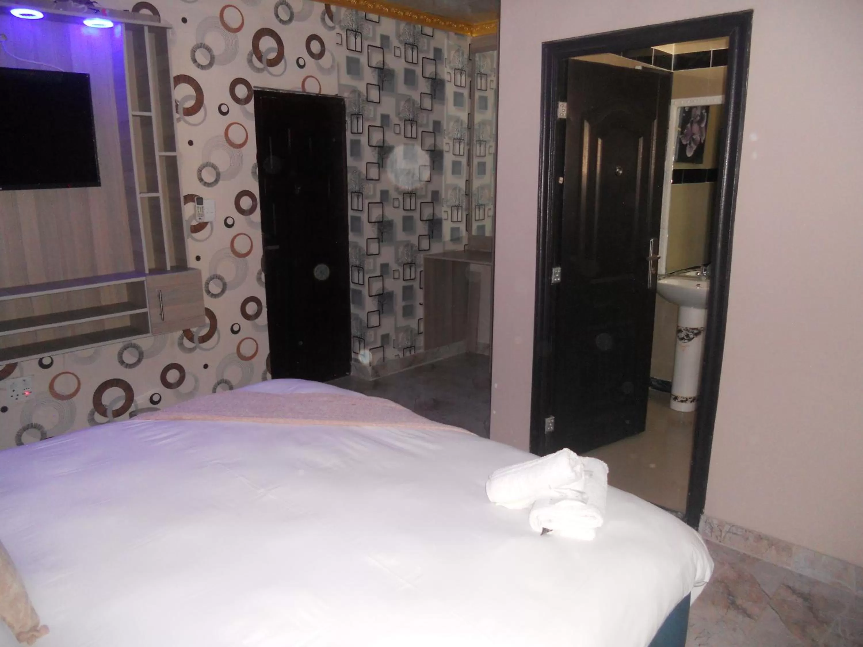 Bed in Gold Crown International Hotel Johannesburg