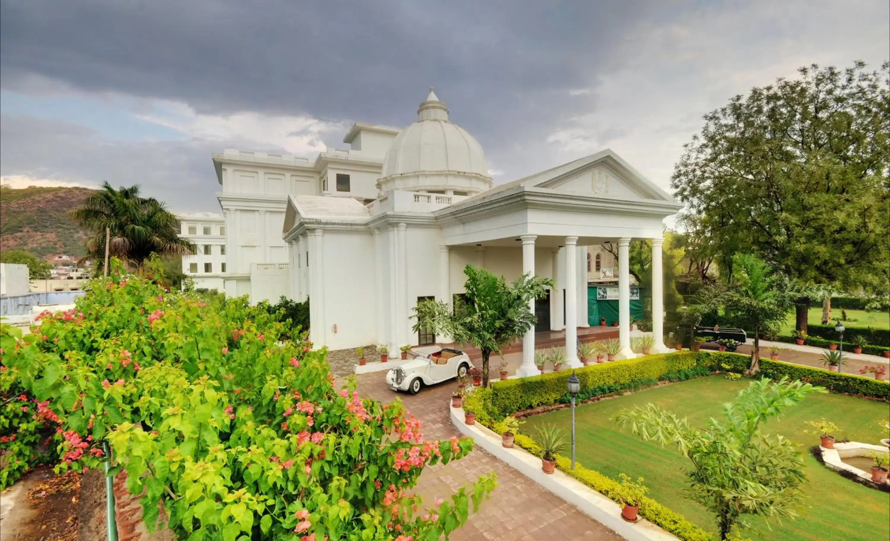Facade/entrance in The Hadoti Palace, Bundi Facade/entrance in The Hadoti Palace, Bundi