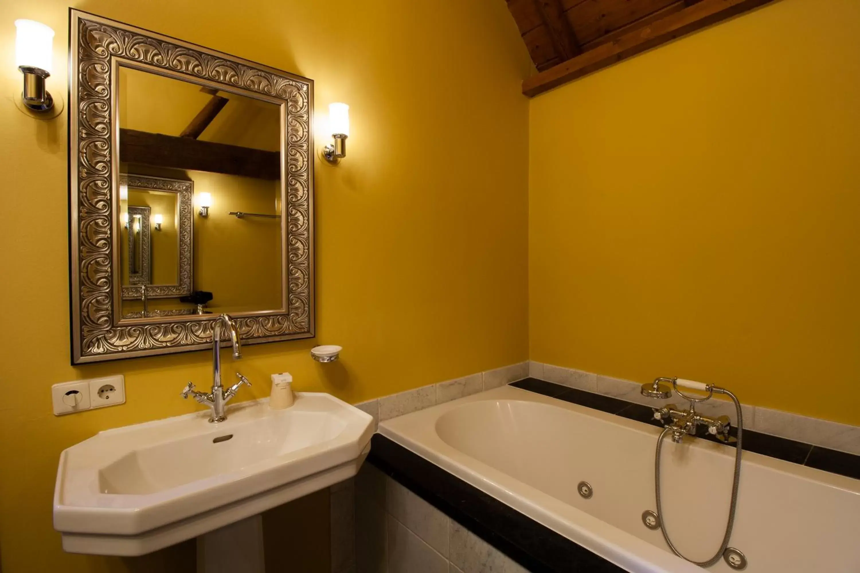 Bathroom in Villa Veertien