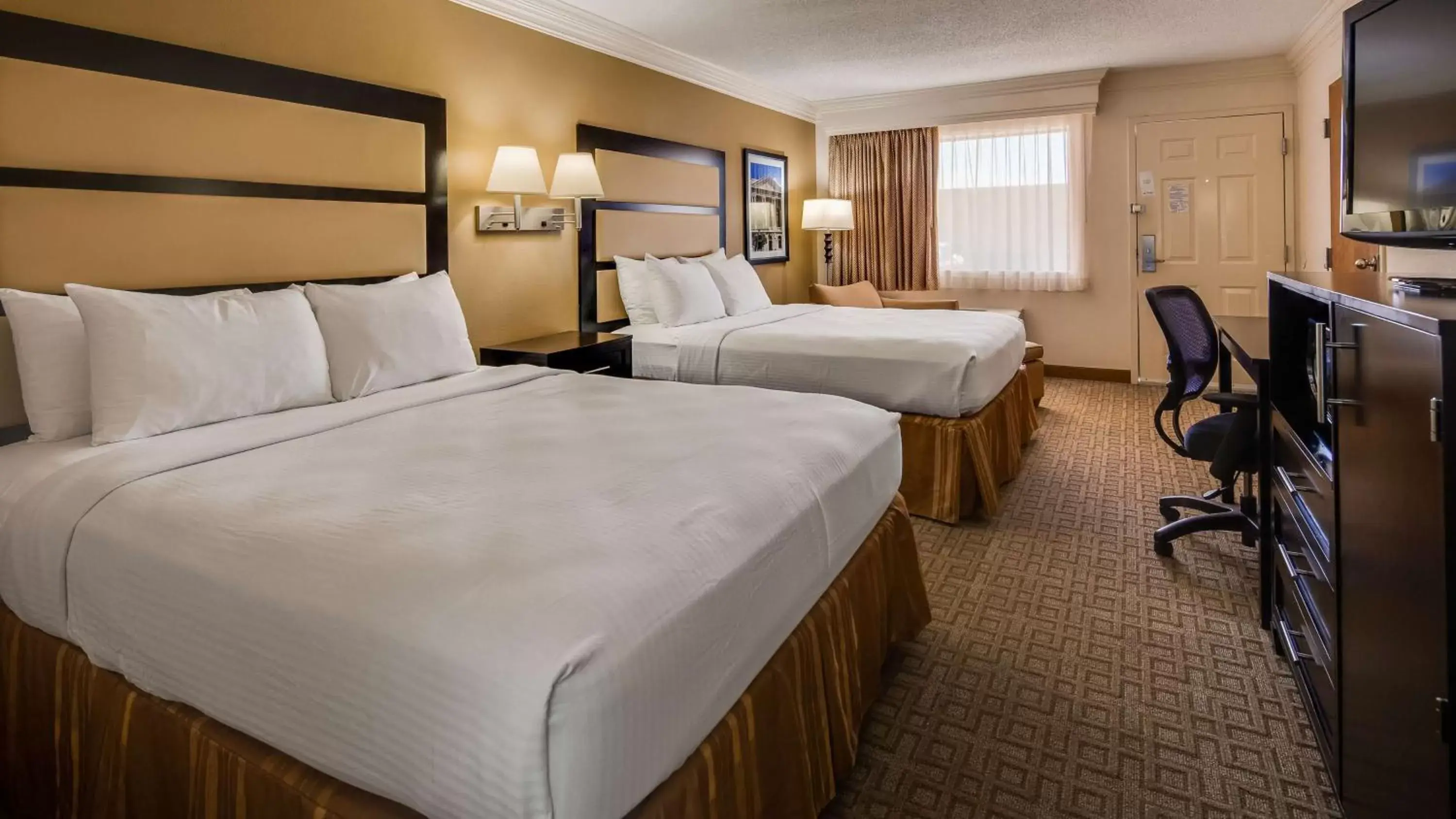 Photo of the whole room, Bed in Best Western Inn & Suites of Macon