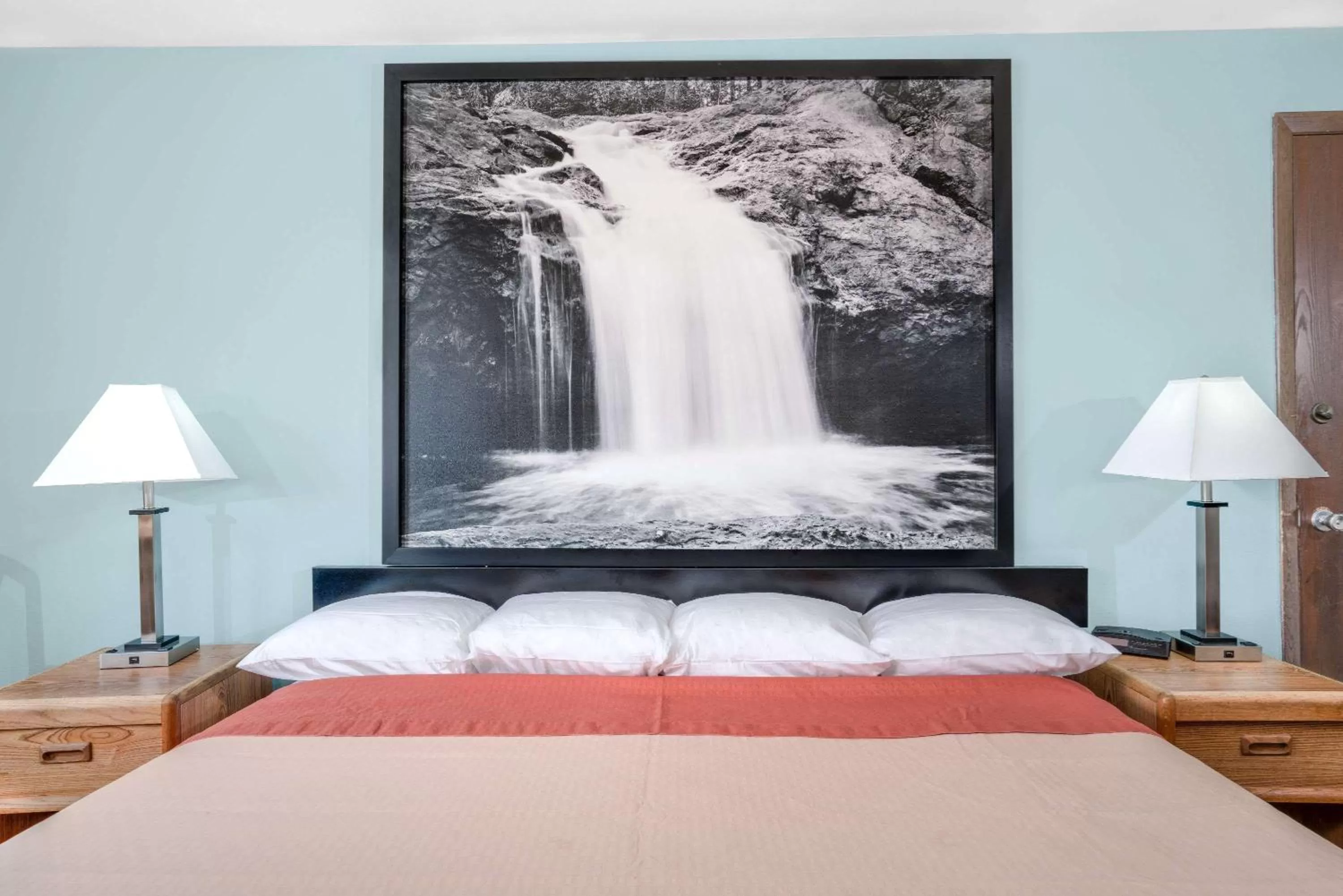 Photo of the whole room, Bed in Super 8 by Wyndham Tomah Wisconsin