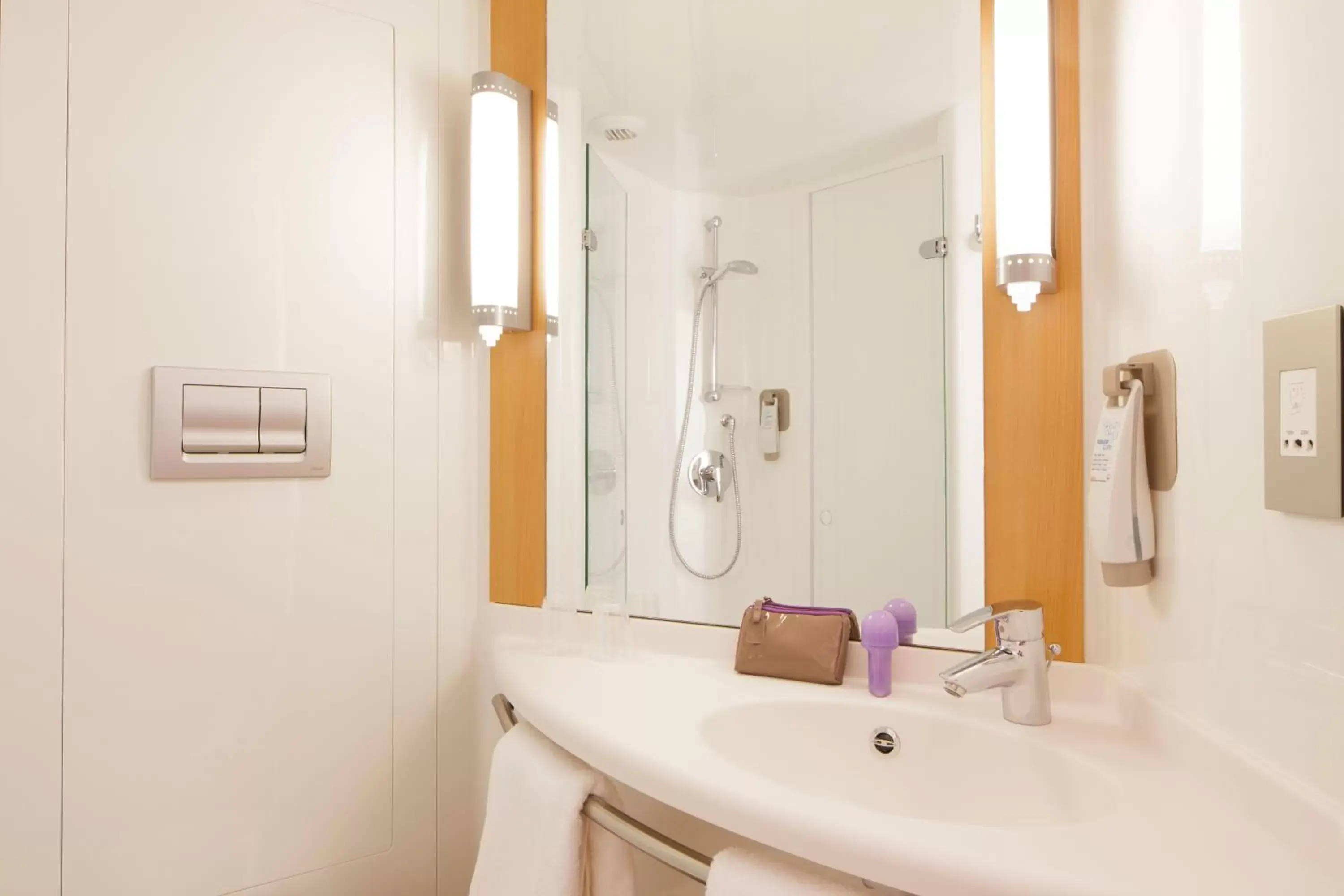 Bathroom in ibis Birmingham International Airport – NEC