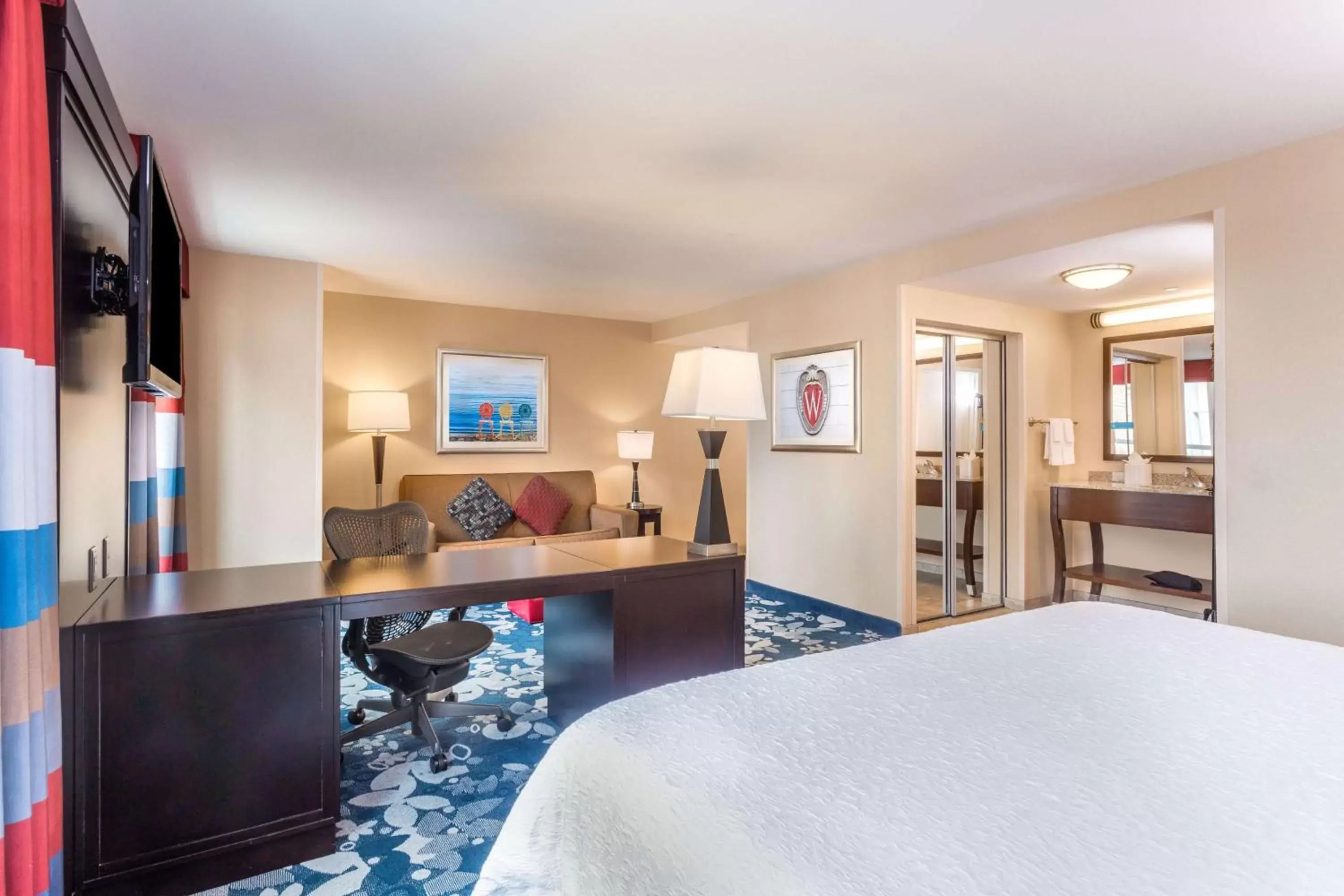 Bedroom in Hampton Inn & Suites Madison Downtown