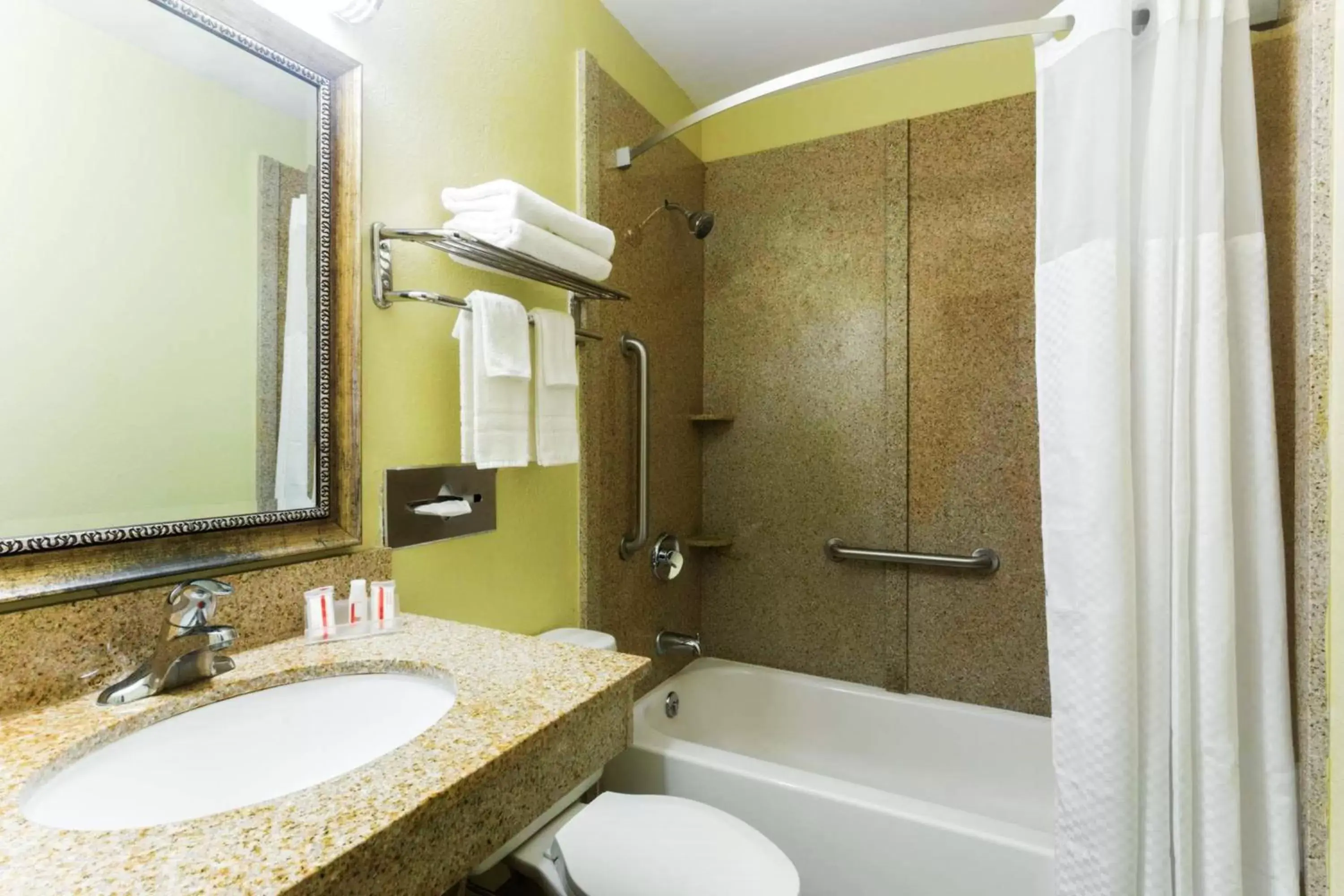 Bathroom in Super 8 by Wyndham Brunswick/St Simons Island Area