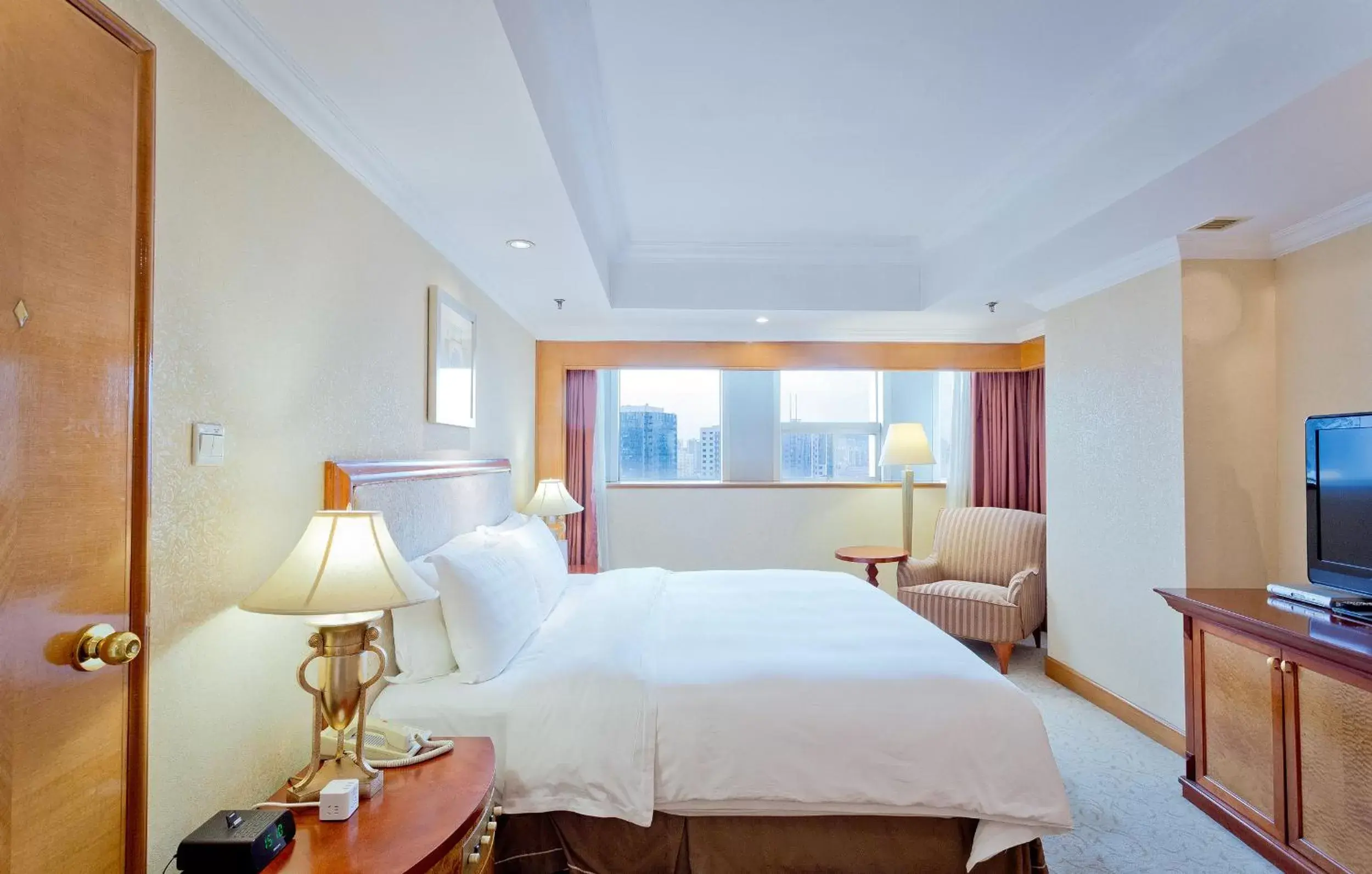 Bedroom, Bed in Crowne Plaza Qingdao, an IHG Hotel