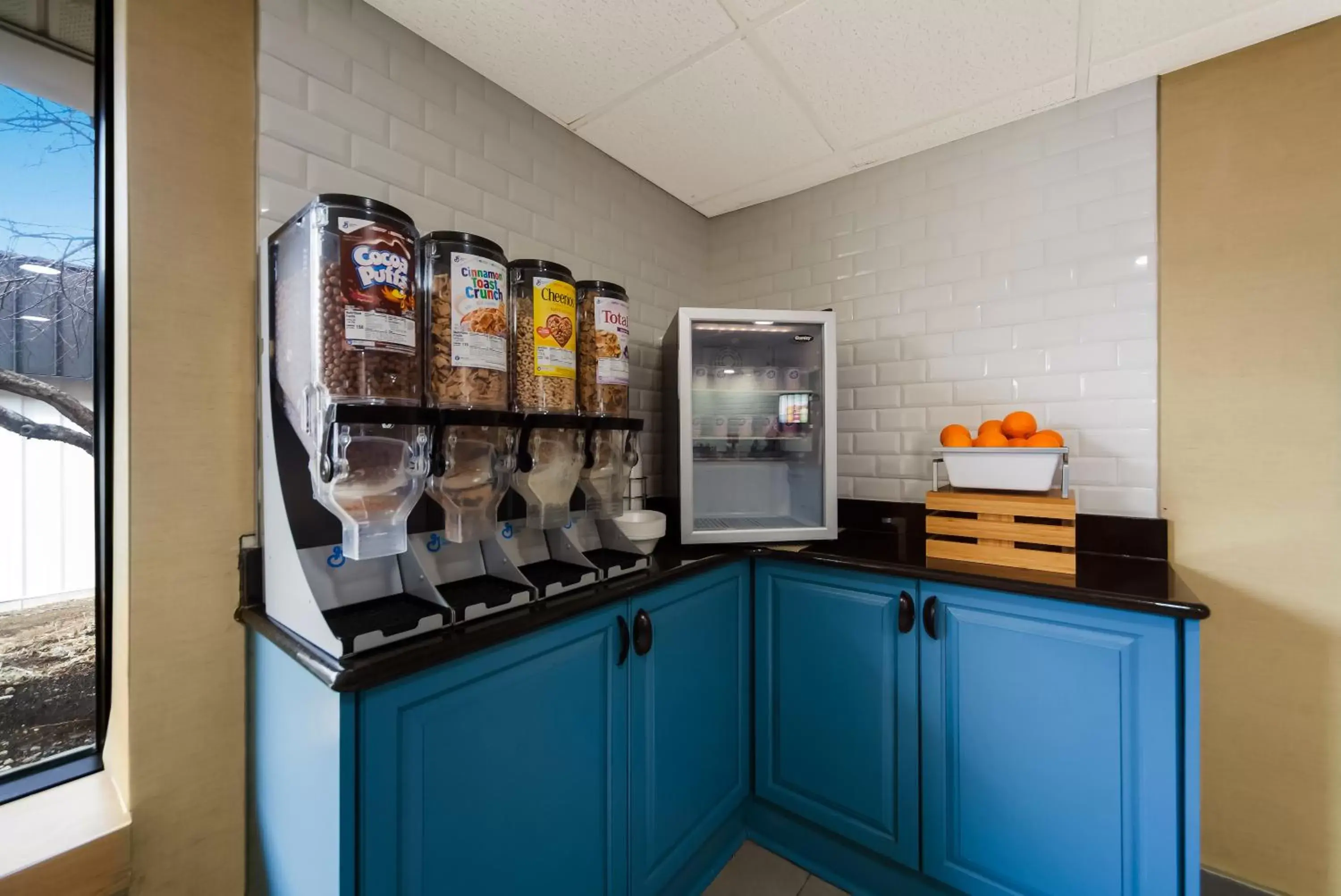 Breakfast, Kitchen/Kitchenette in Country Inn & Suites by Radisson, Lincoln Airport, NE