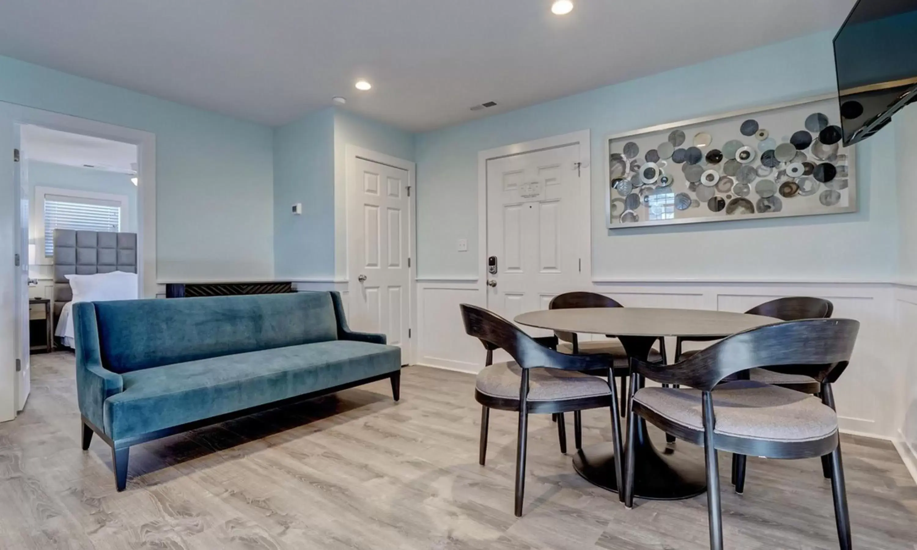 Living room, Seating Area in Loggerhead Inn and Suites by Carolina Retreats