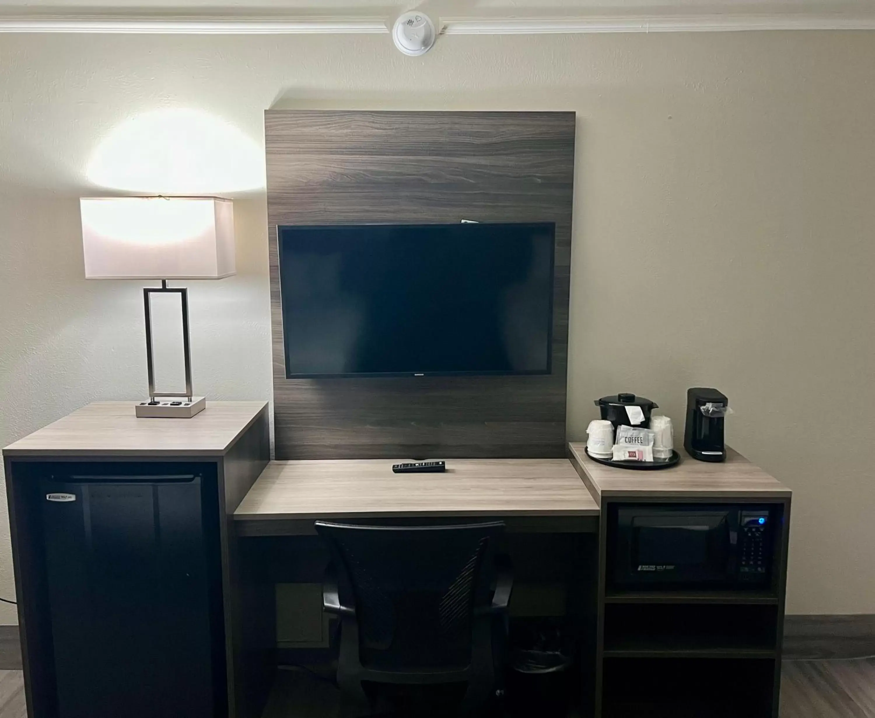 TV and multimedia, TV/Entertainment Center in La Quinta Inn by Wyndham San Antonio Lackland