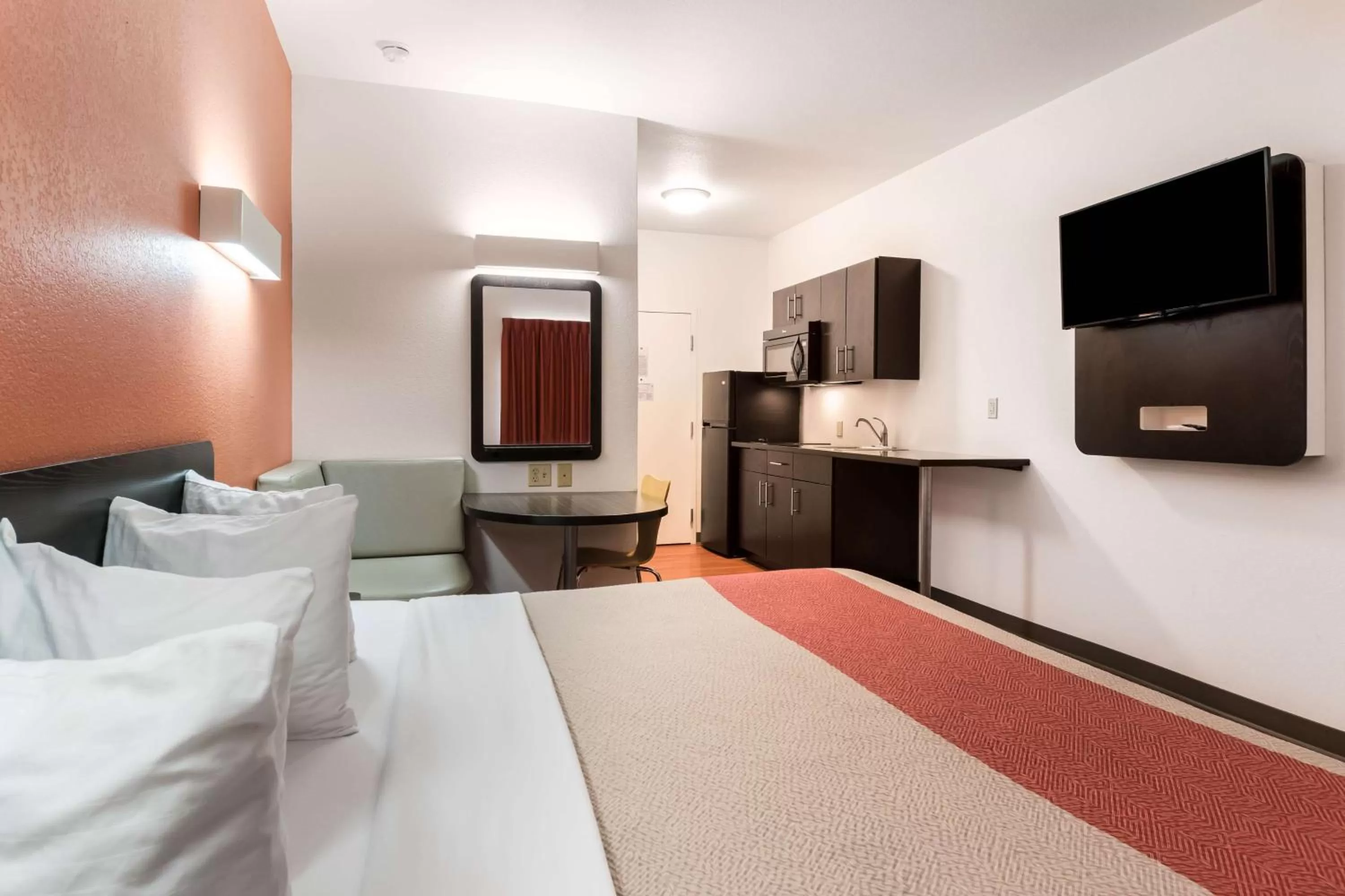 Photo of the whole room, Bed in Motel 6 Wilkes Barre Arena