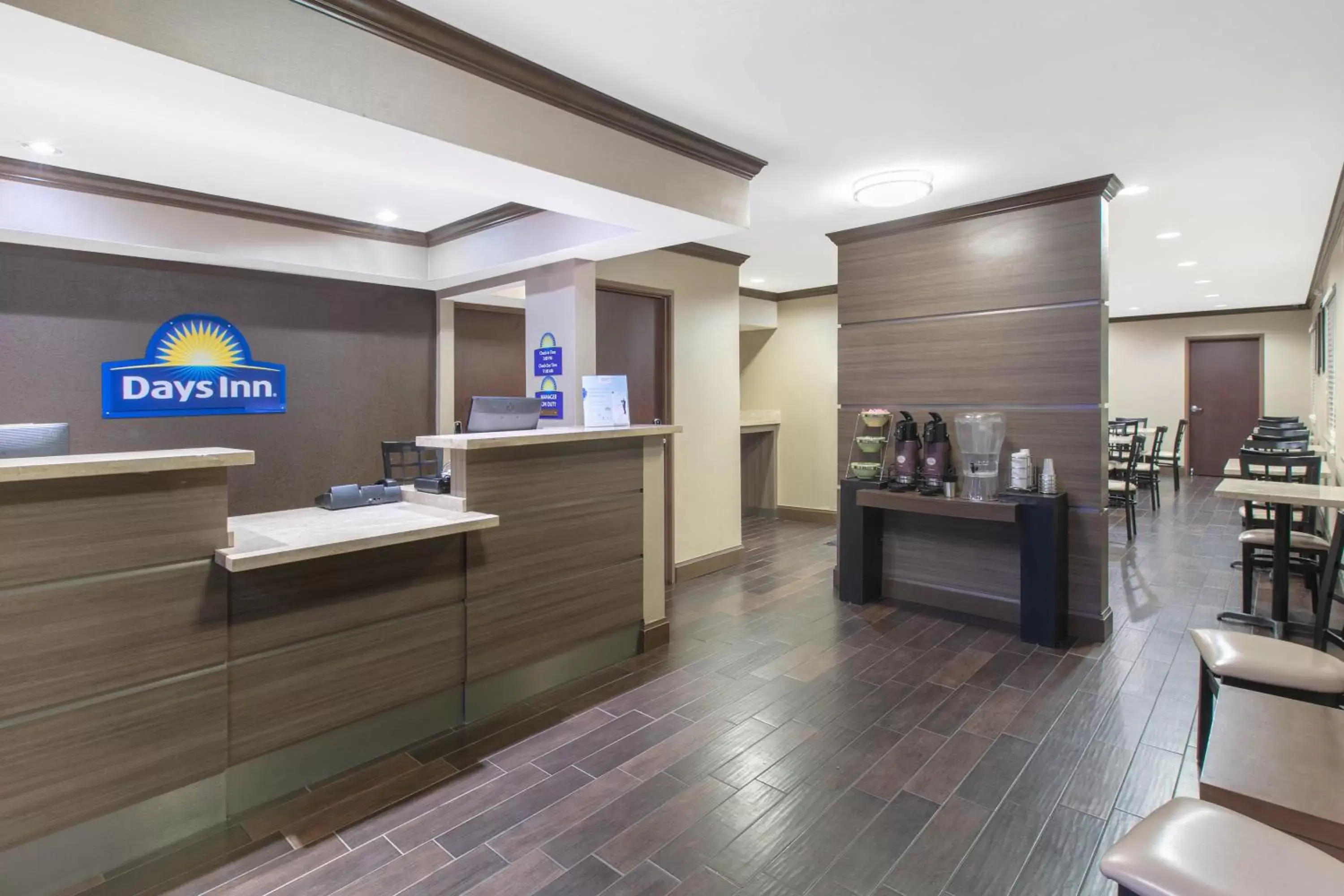 Lobby or reception, Lobby/Reception in Days Inn & Suites by Wyndham Arlington Near Six Flags