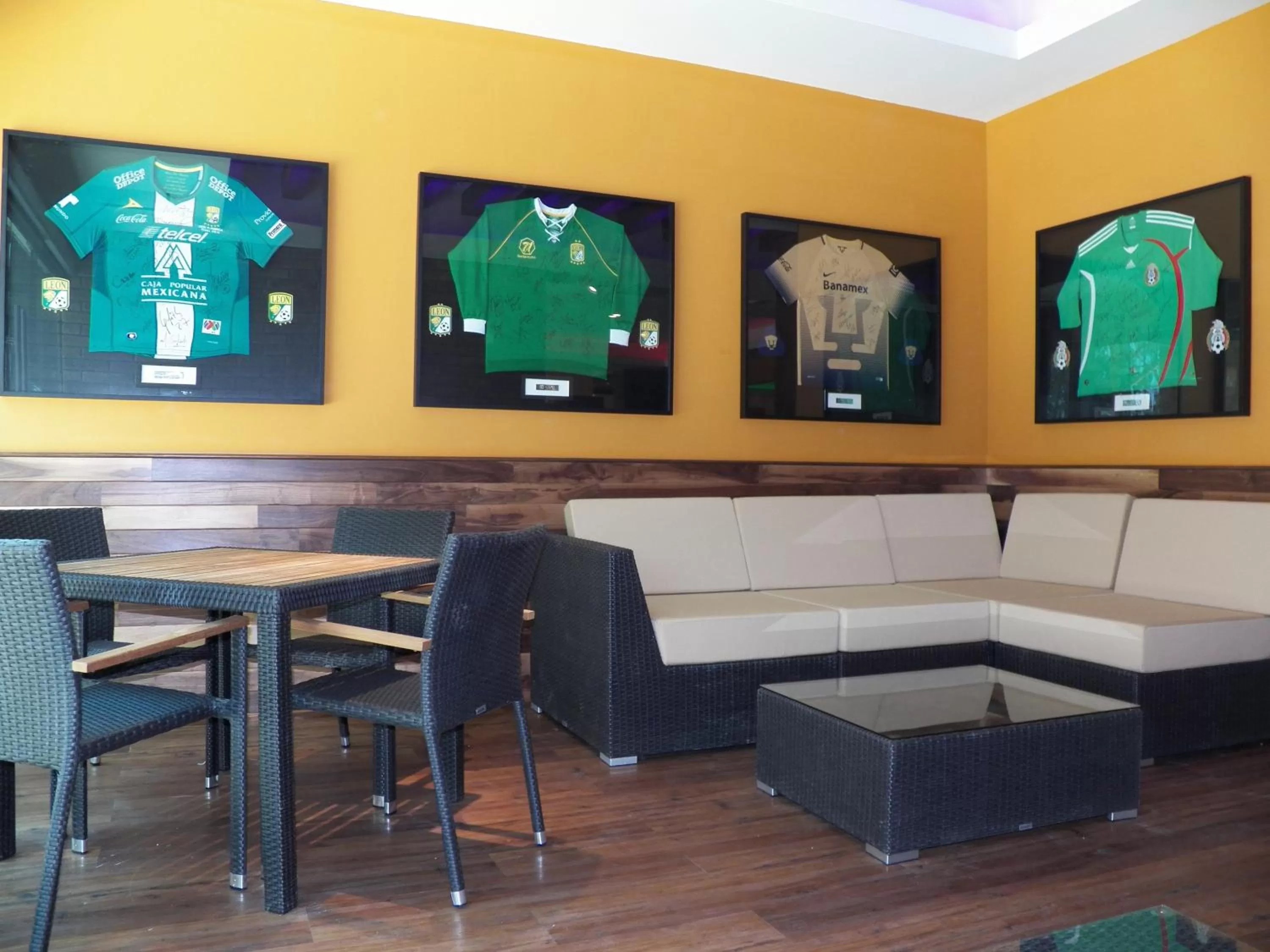 Lounge or bar in Holiday Inn & Suites Plaza Mayor by IHG