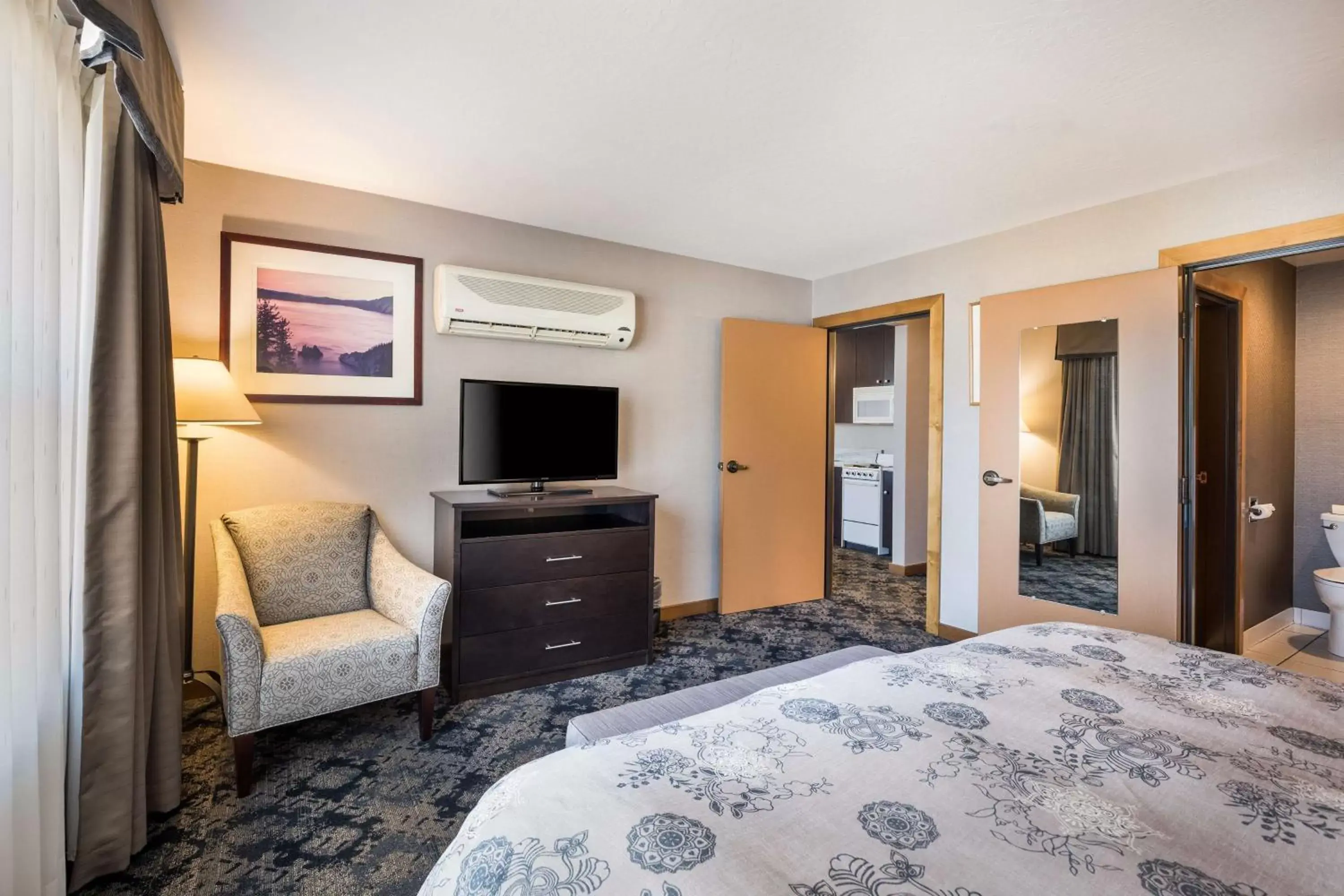 Bedroom, TV/Entertainment Center in Best Western Windsor Inn