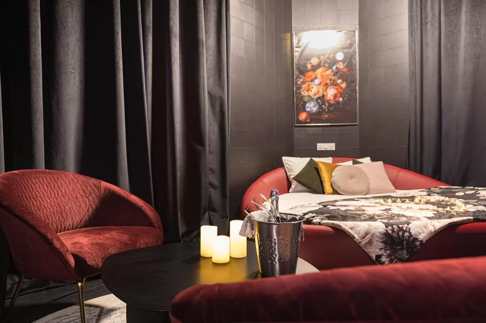 Bed in Legend Majestic Superbe Love Room - Jacuzzi - Champagne - Romantisme - parking privé