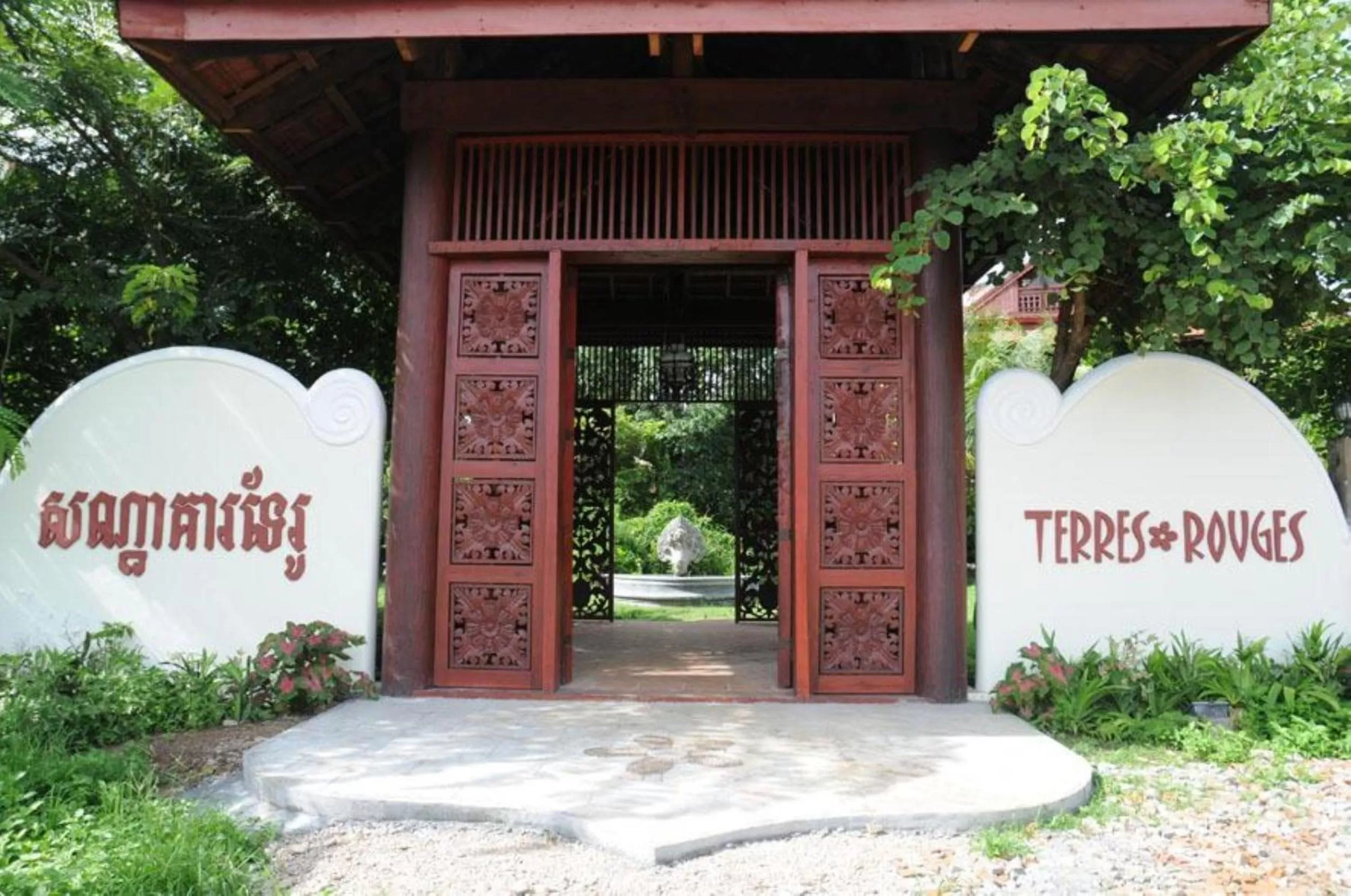 Facade/entrance in Terres Rouges Lodge