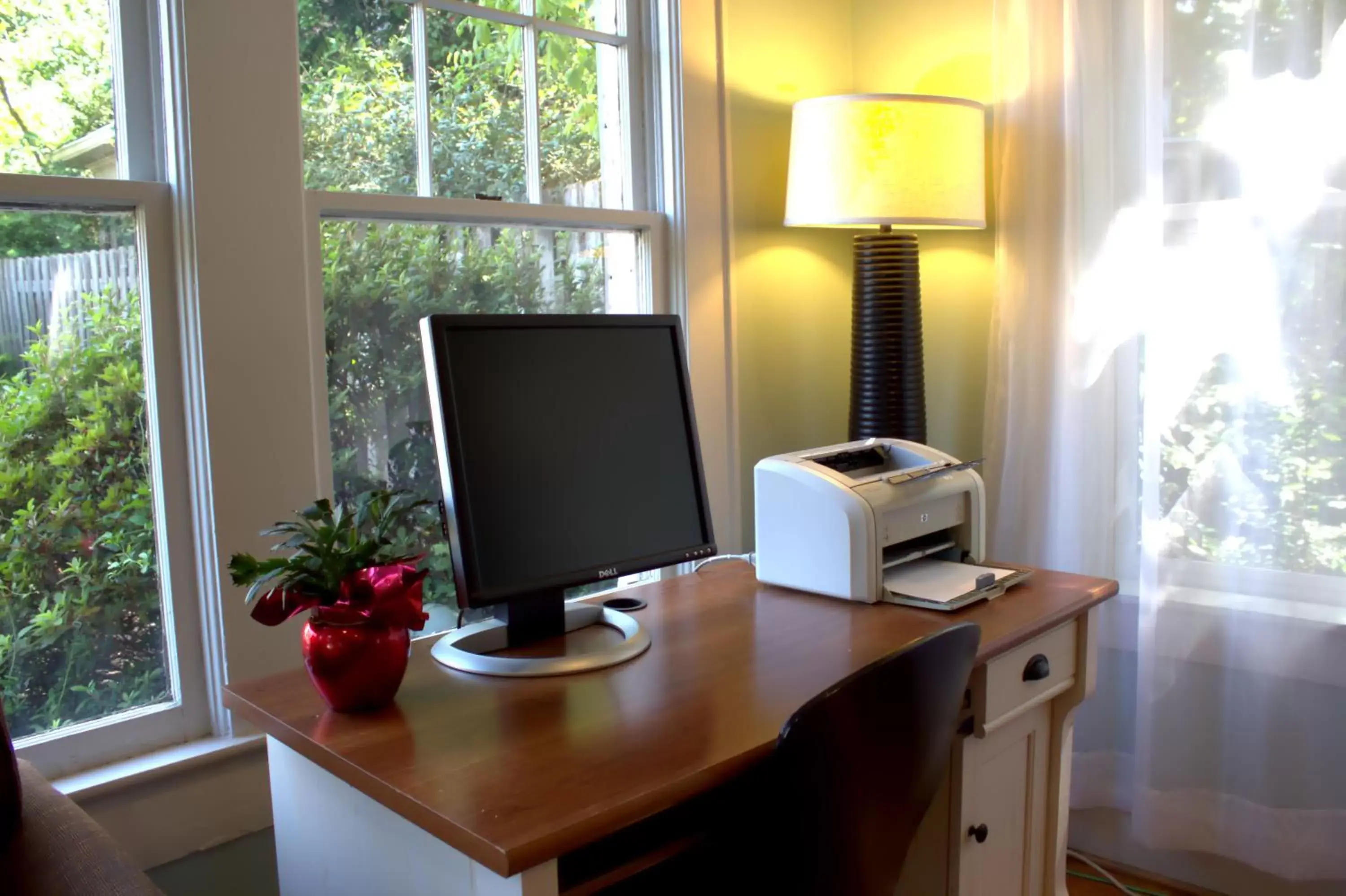 Business facilities, TV/Entertainment Center in The University Inn at Emory