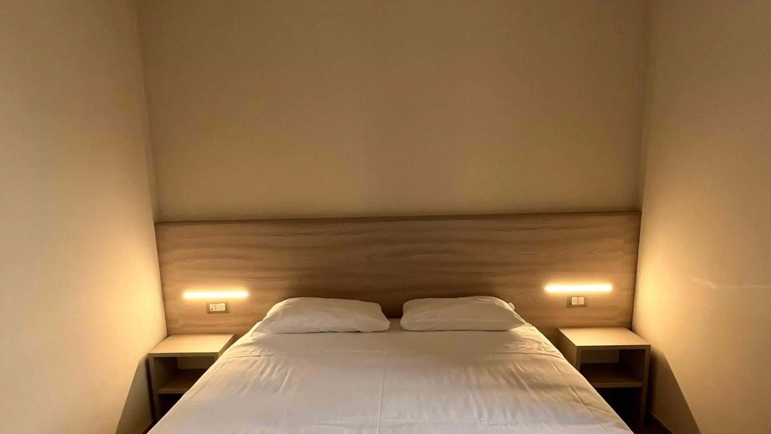 Bed in LH Hotel Lloyd Roma