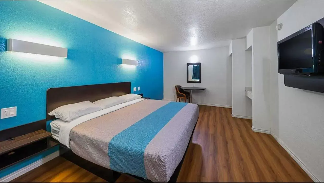 Bed in Motel 6-Grand Prairie, TX - Interstate 30