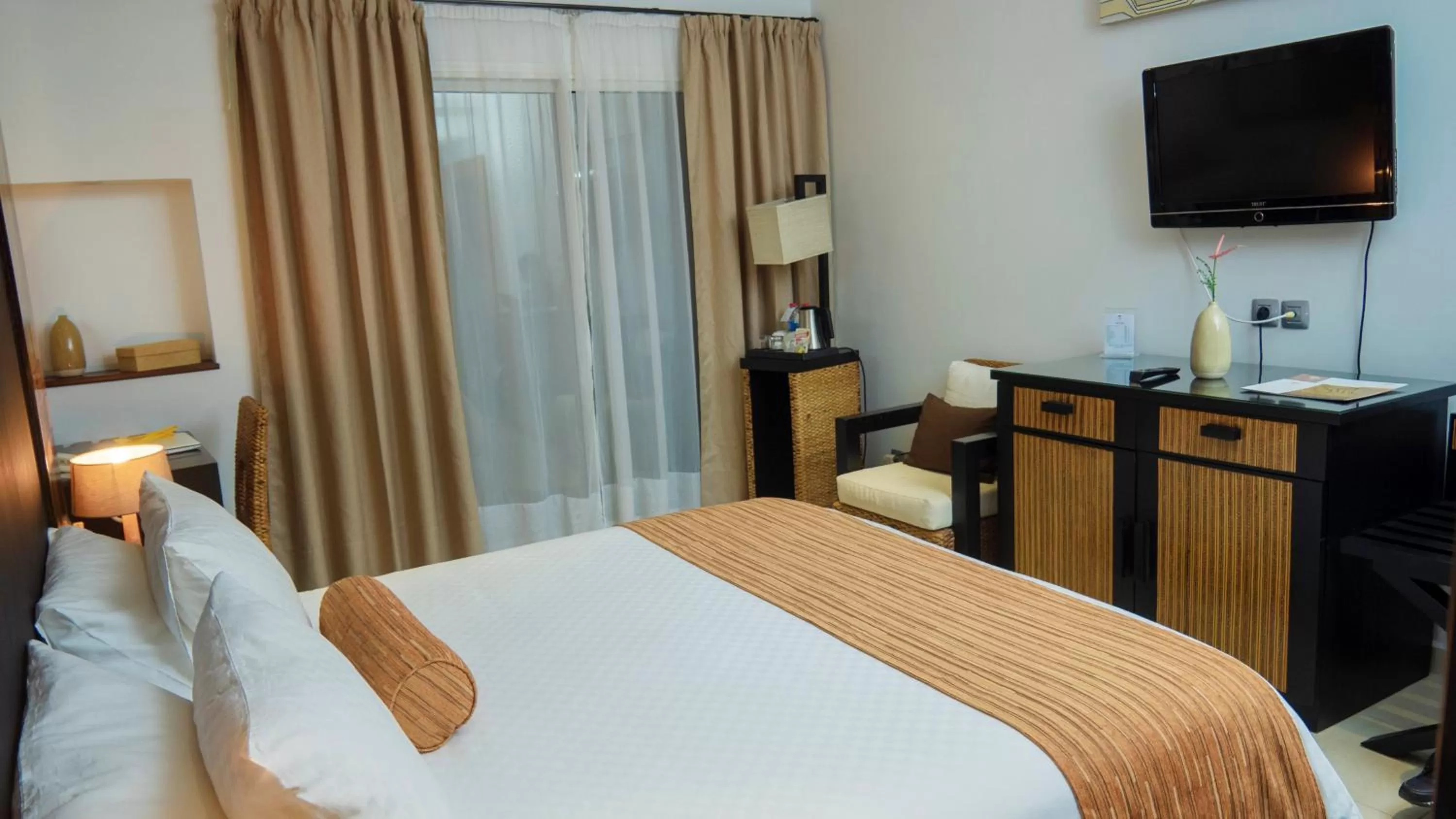 Bed in Calypso Hôtel