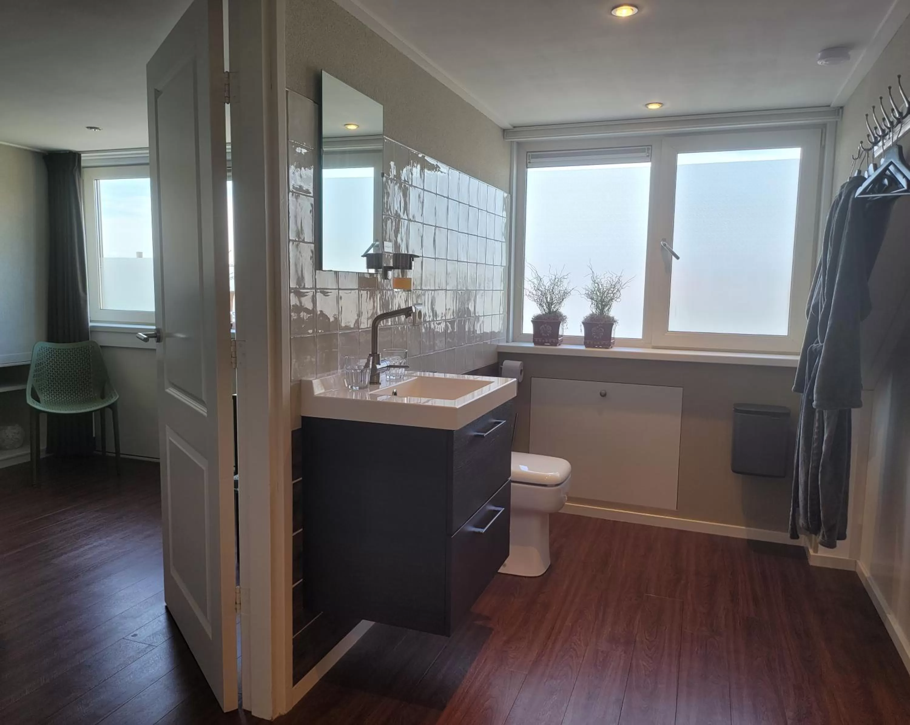 Property building, Bathroom in Bed & Budget123