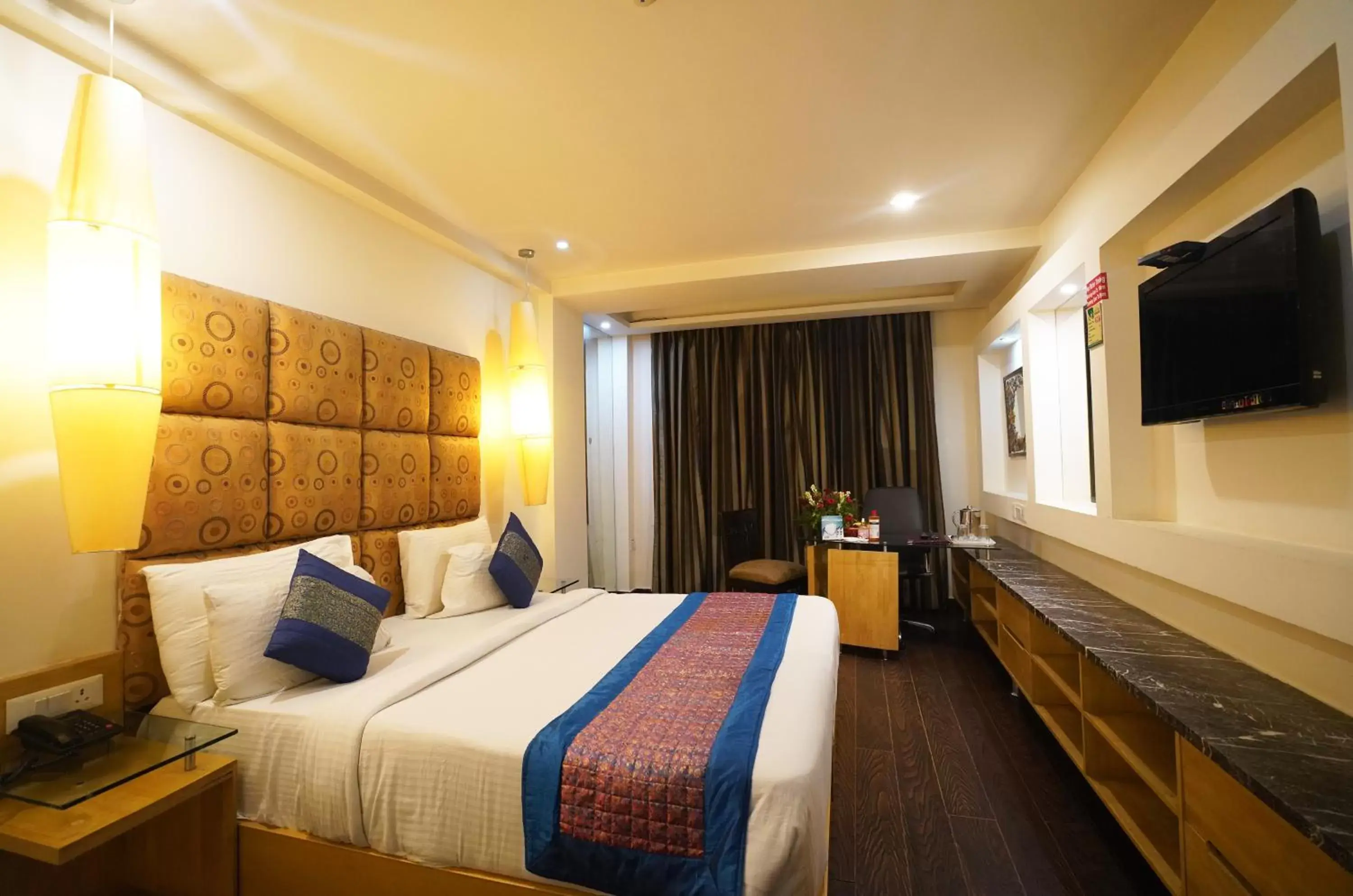 Bedroom, Bed in Airport Hotel Grand, New Delhi