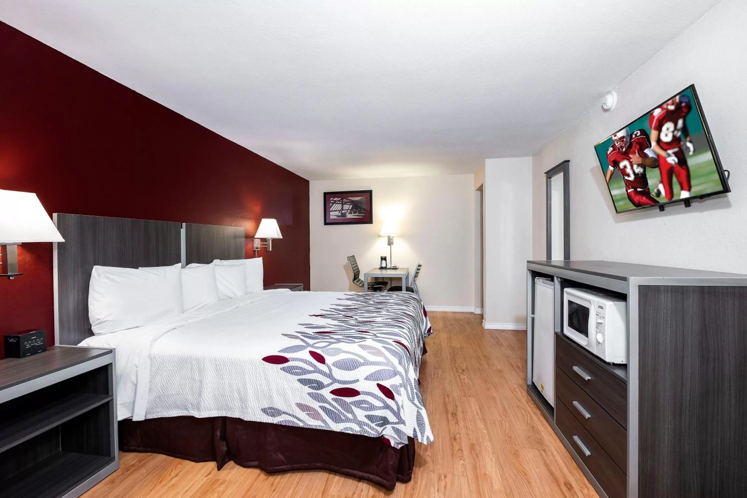 Photo of the whole room, Bed in Red Roof Inn Houston North - FM1960 & I-45