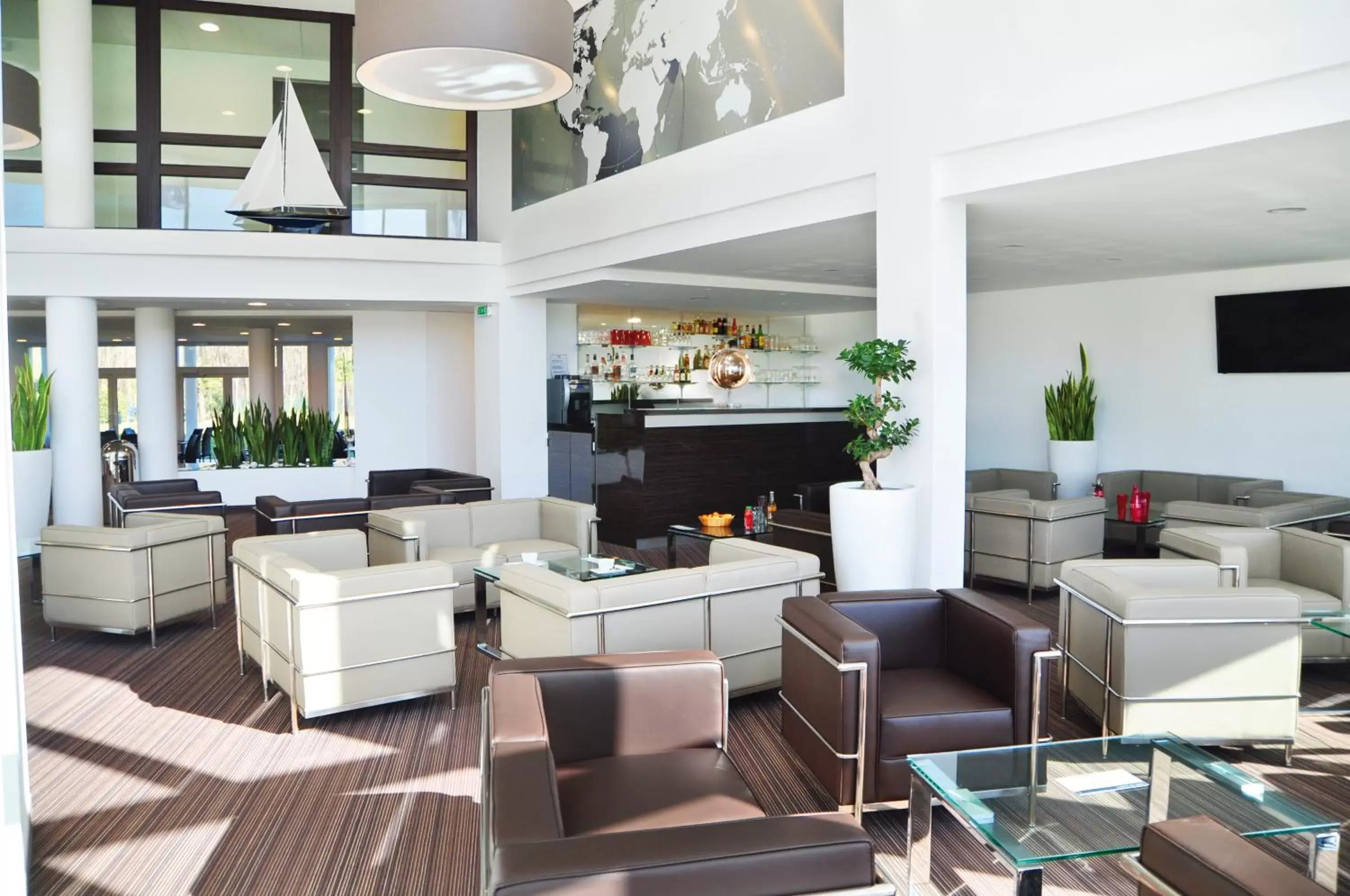 Lounge or bar, Restaurant/Places to Eat in Golden Tulip Nantes Carquefou Suite