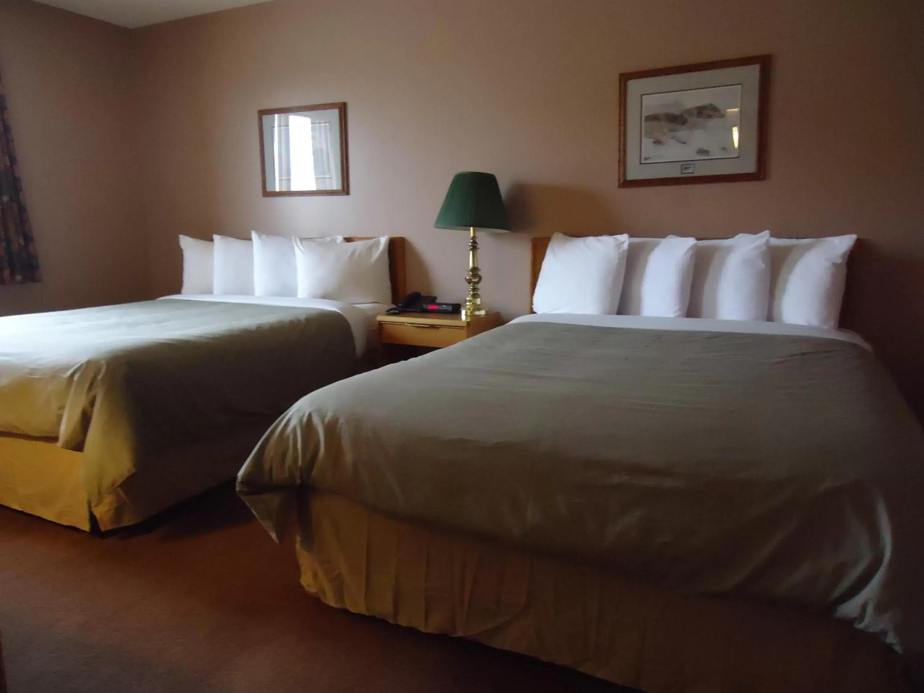 Bed in Canway Inn & Suites