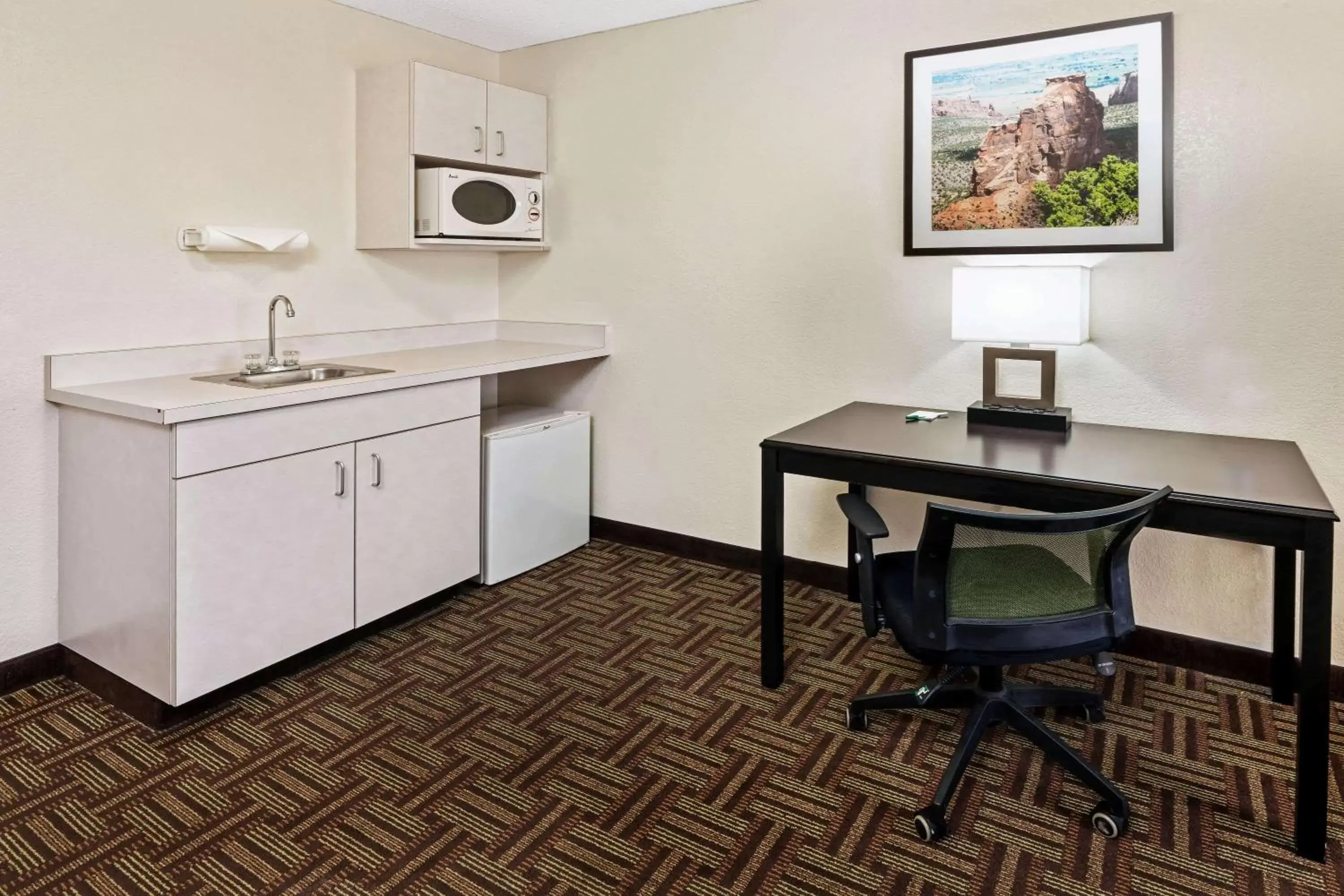 Photo of the whole room, Kitchen/Kitchenette in La Quinta by Wyndham Fruita