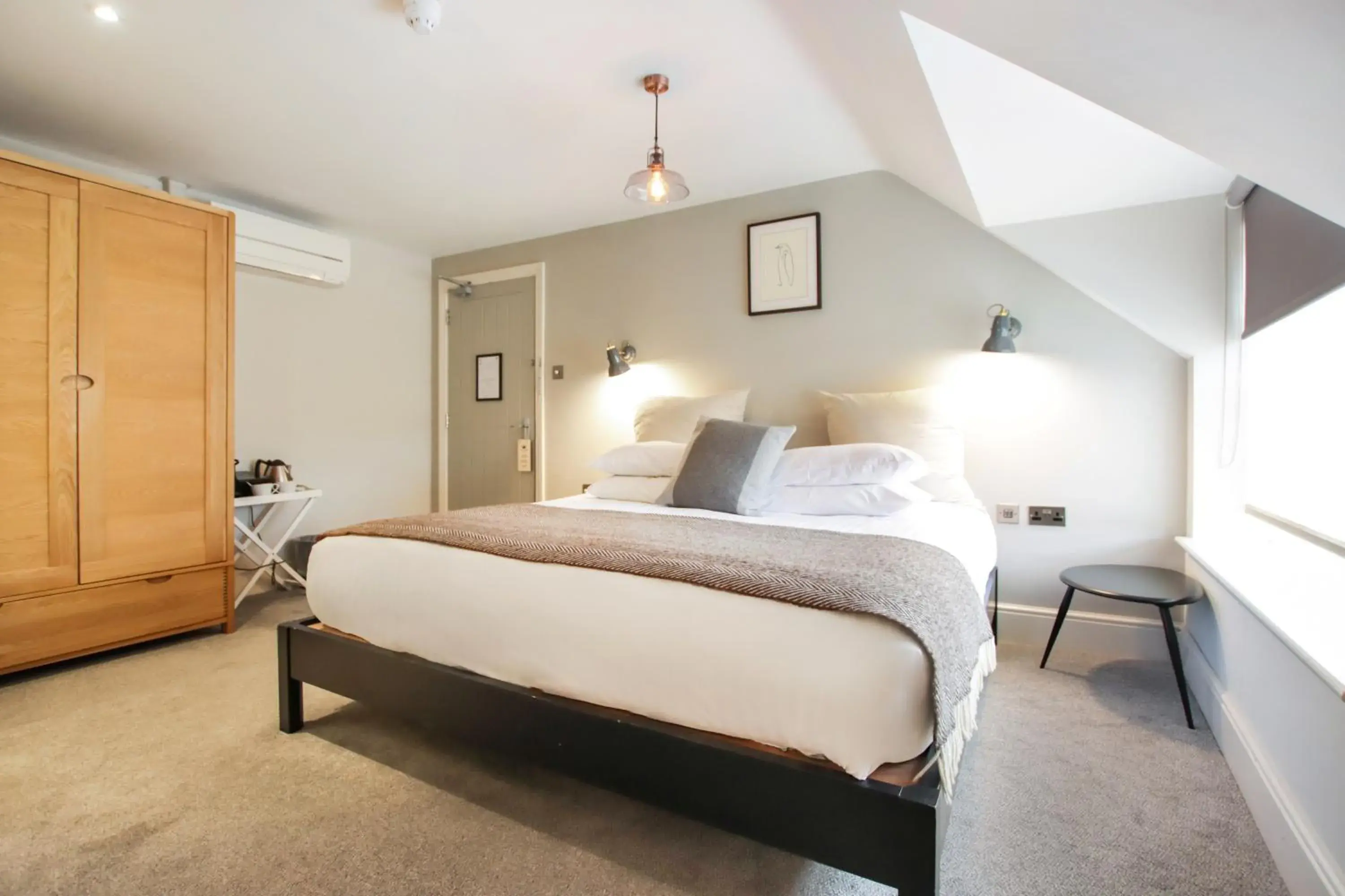 Photo of the whole room, Bed in The Crown Photo of the whole room, Bed in The Crown