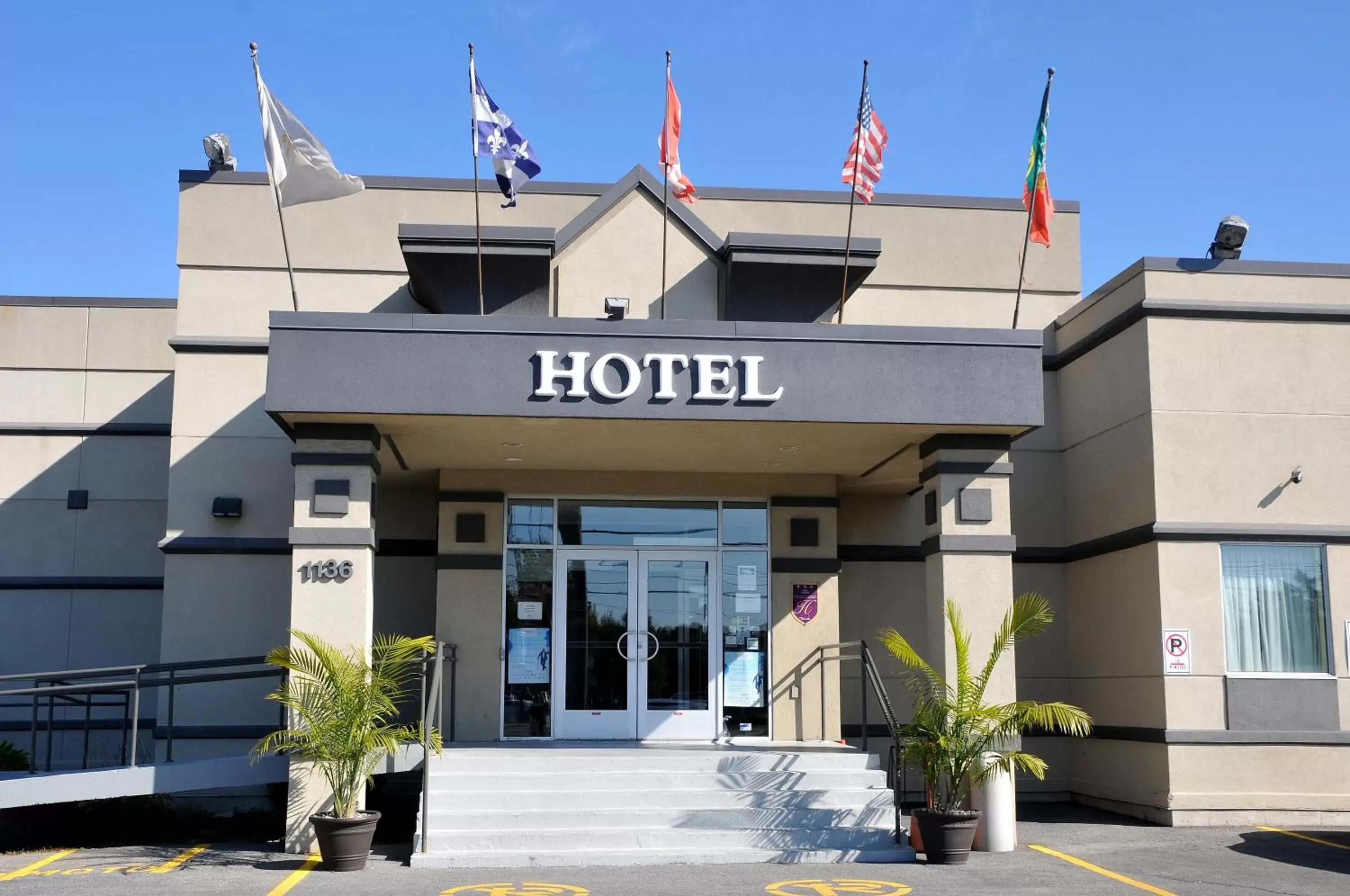 Facade/entrance in Hotel Days Inn Blainville & Centre de Conférence