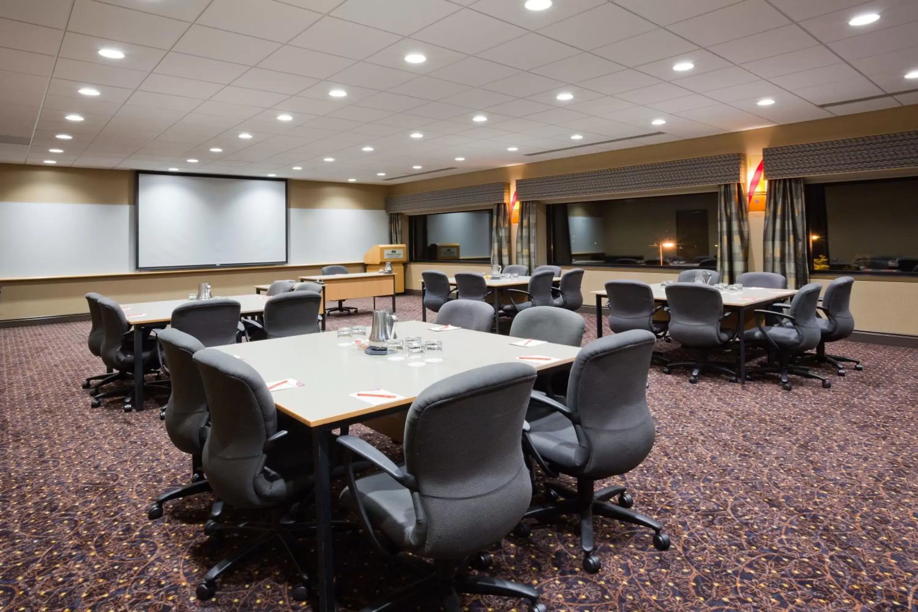 Meeting/conference room in Crowne Plaza Minneapolis West, an IHG Hotel