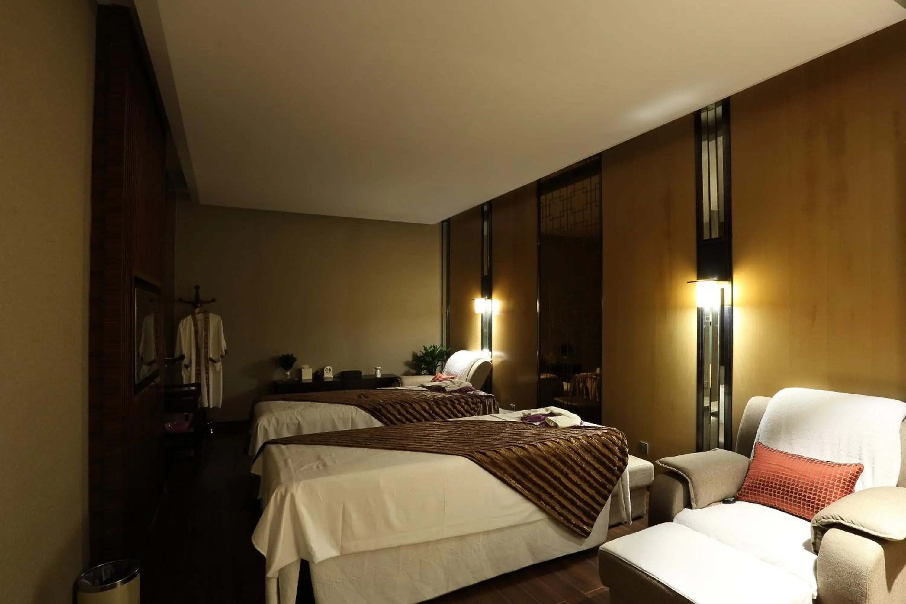Spa and wellness centre/facilities, Bed in HUALUXE Yangjiang City Center, an IHG Hotel