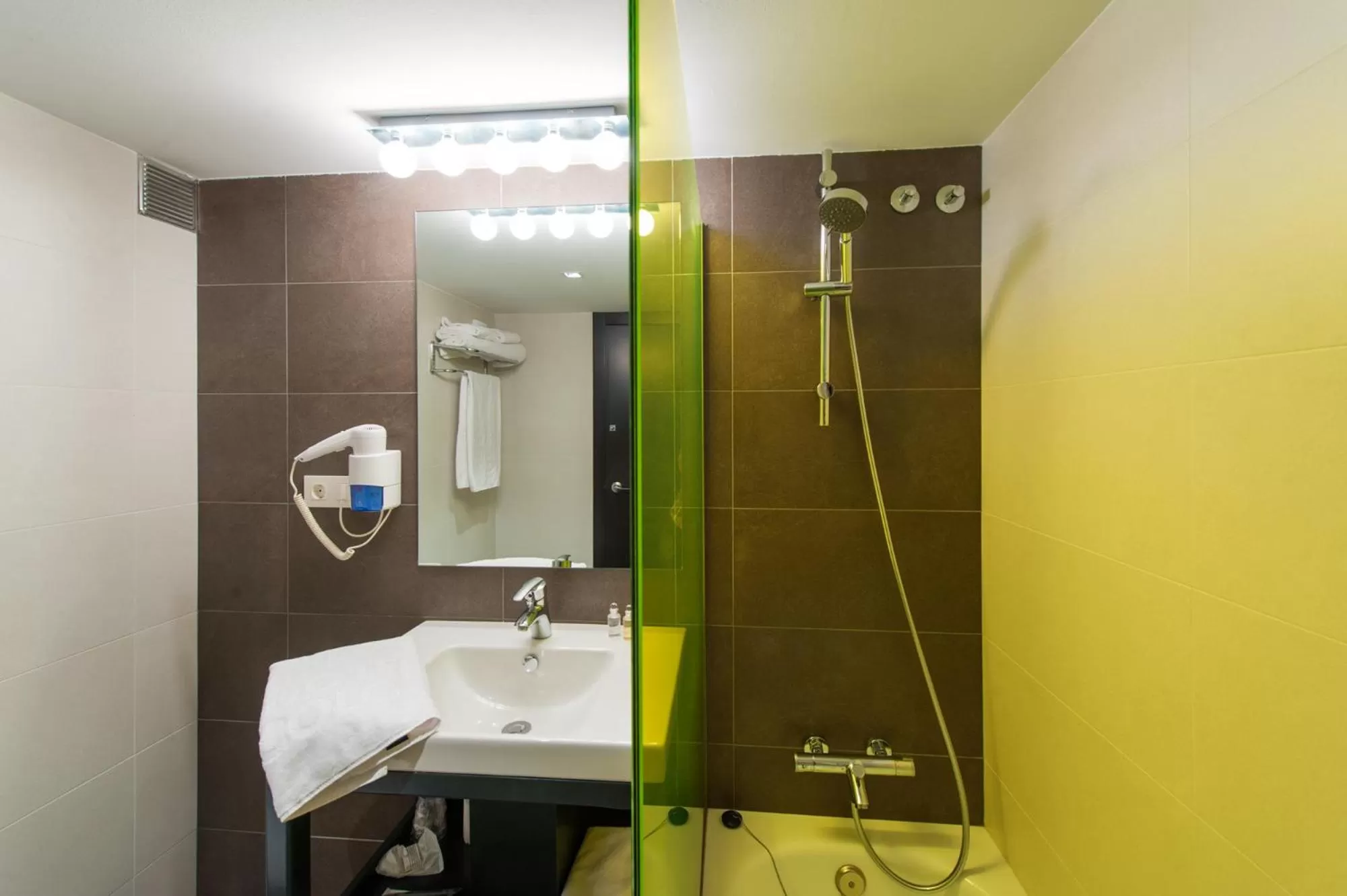 Twin Room in New Hotel Colon