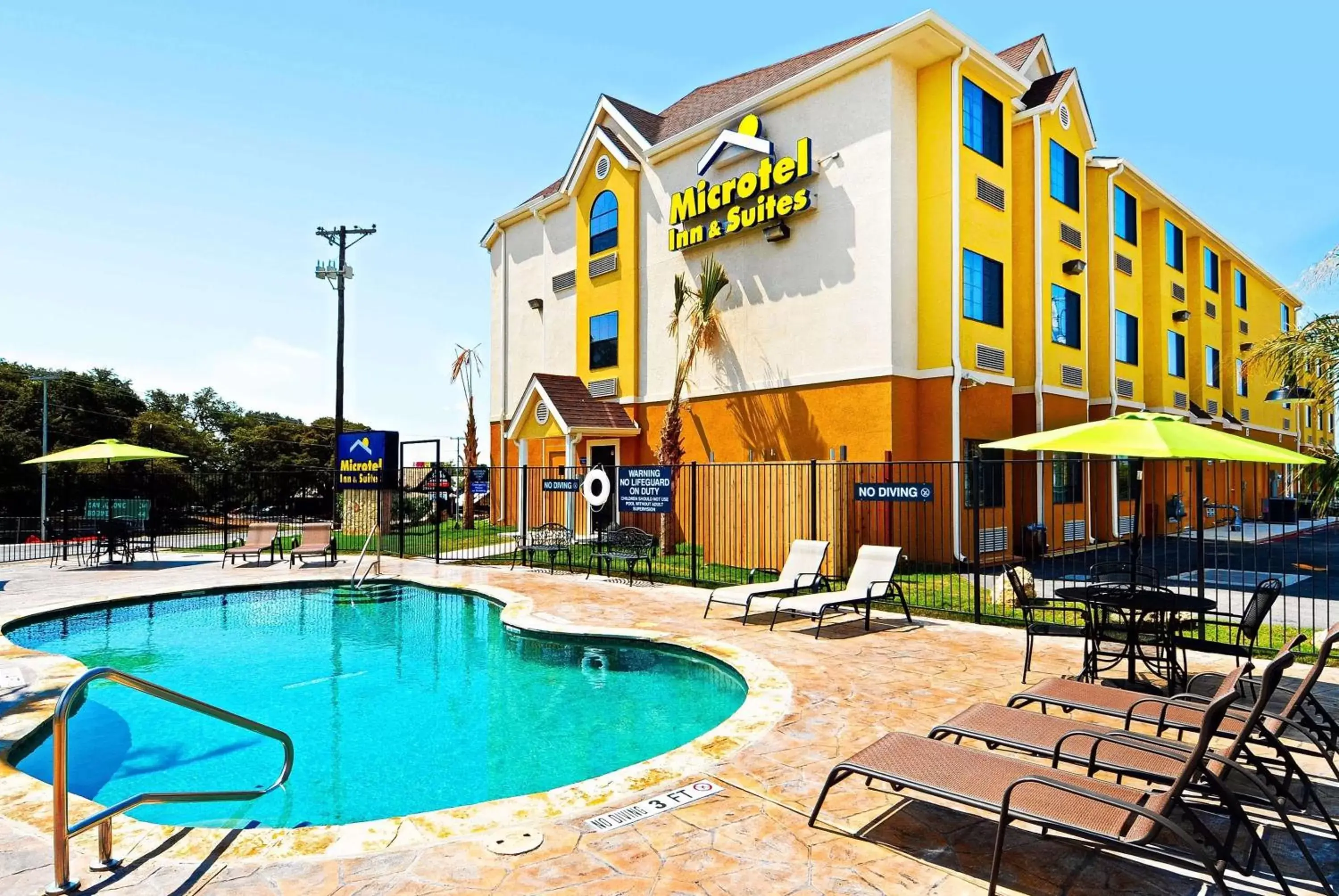 Swimming pool, Property Building in Microtel Inn & Suites by Wyndham New Braunfels I-35