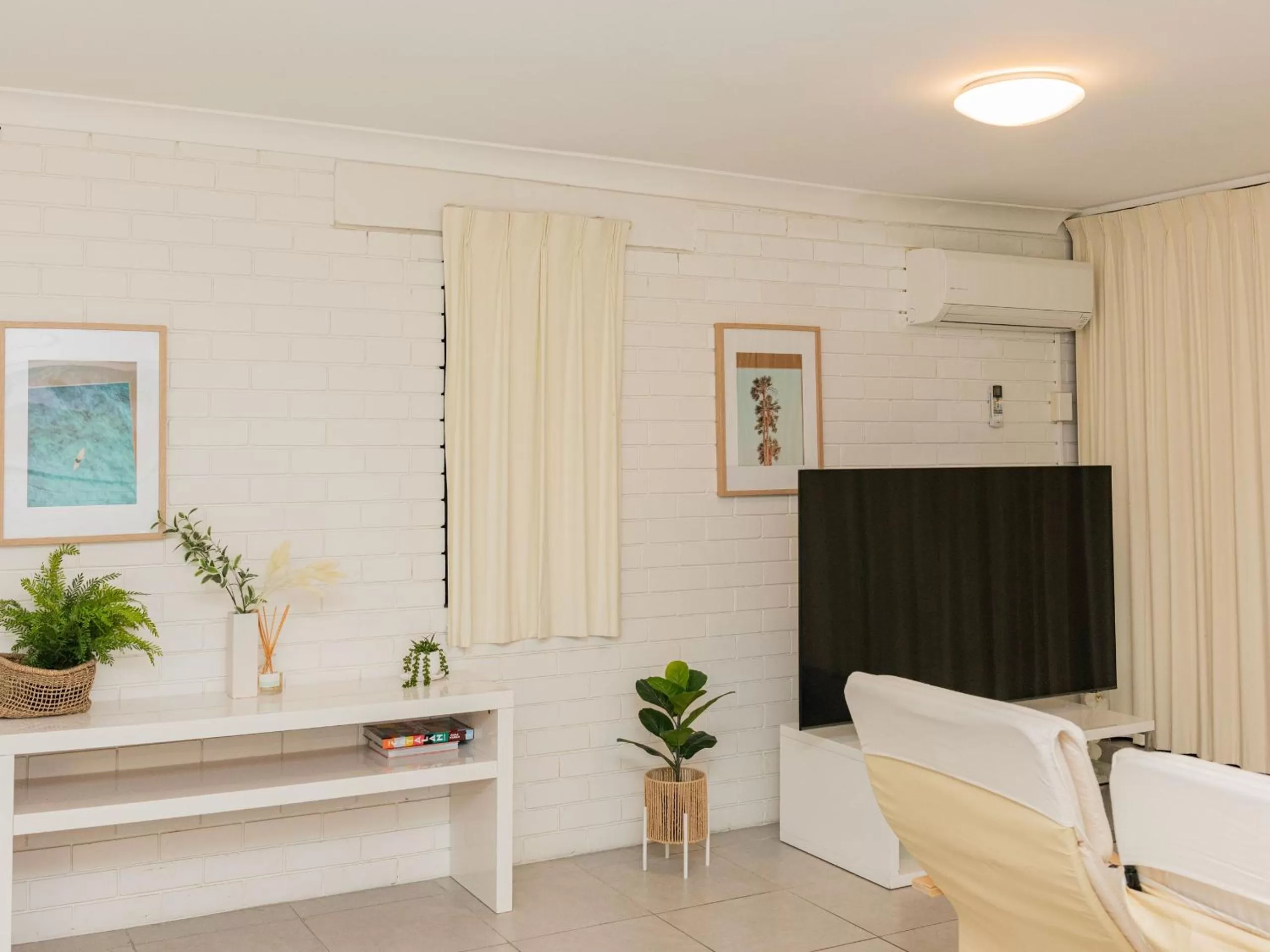 TV and multimedia in Trickett Gardens Holiday Inn