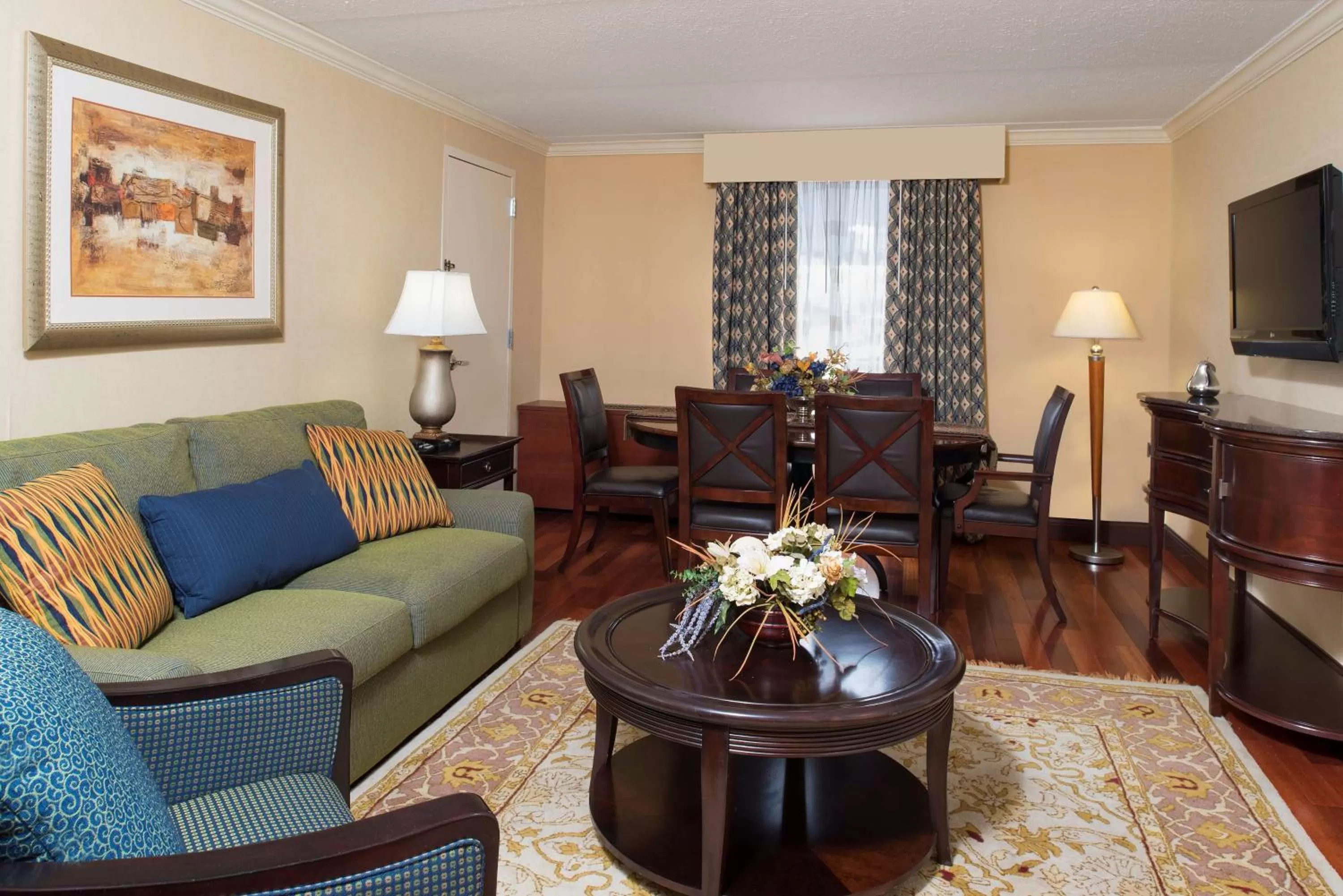 Living room in DoubleTree by Hilton Hotel Grand Rapids Airport