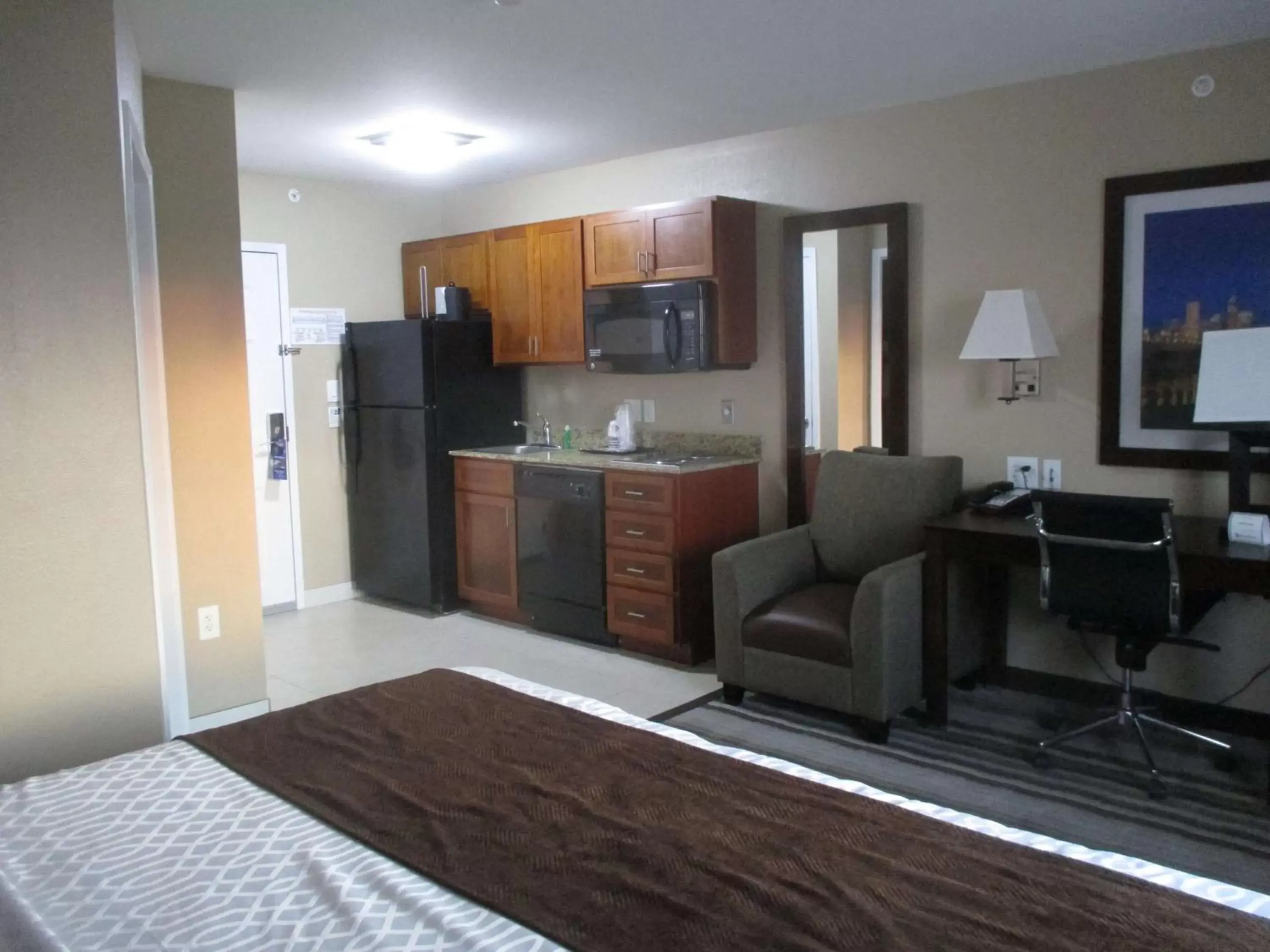 Photo of the whole room, Kitchen/Kitchenette in Best Western Plus Crawfordsville Hotel