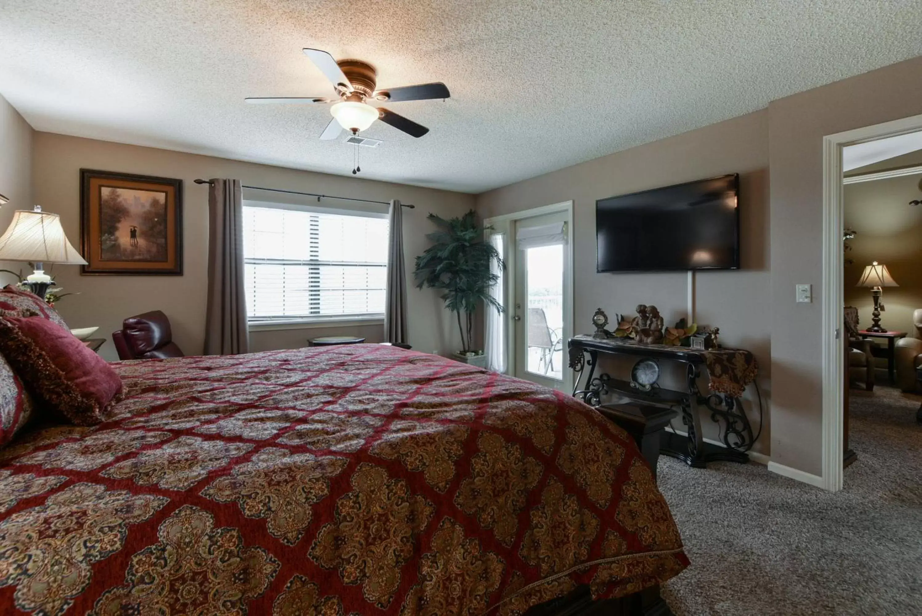 TV/Entertainment Center in Luxury Condos at Thousand Hills - Branson -Beautifully Remodeled