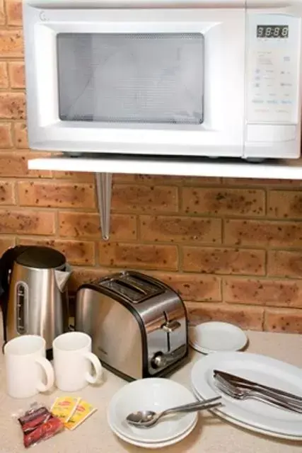 Coffee/tea facilities, Kitchen/Kitchenette in Beechworth Carriage Motor Inn