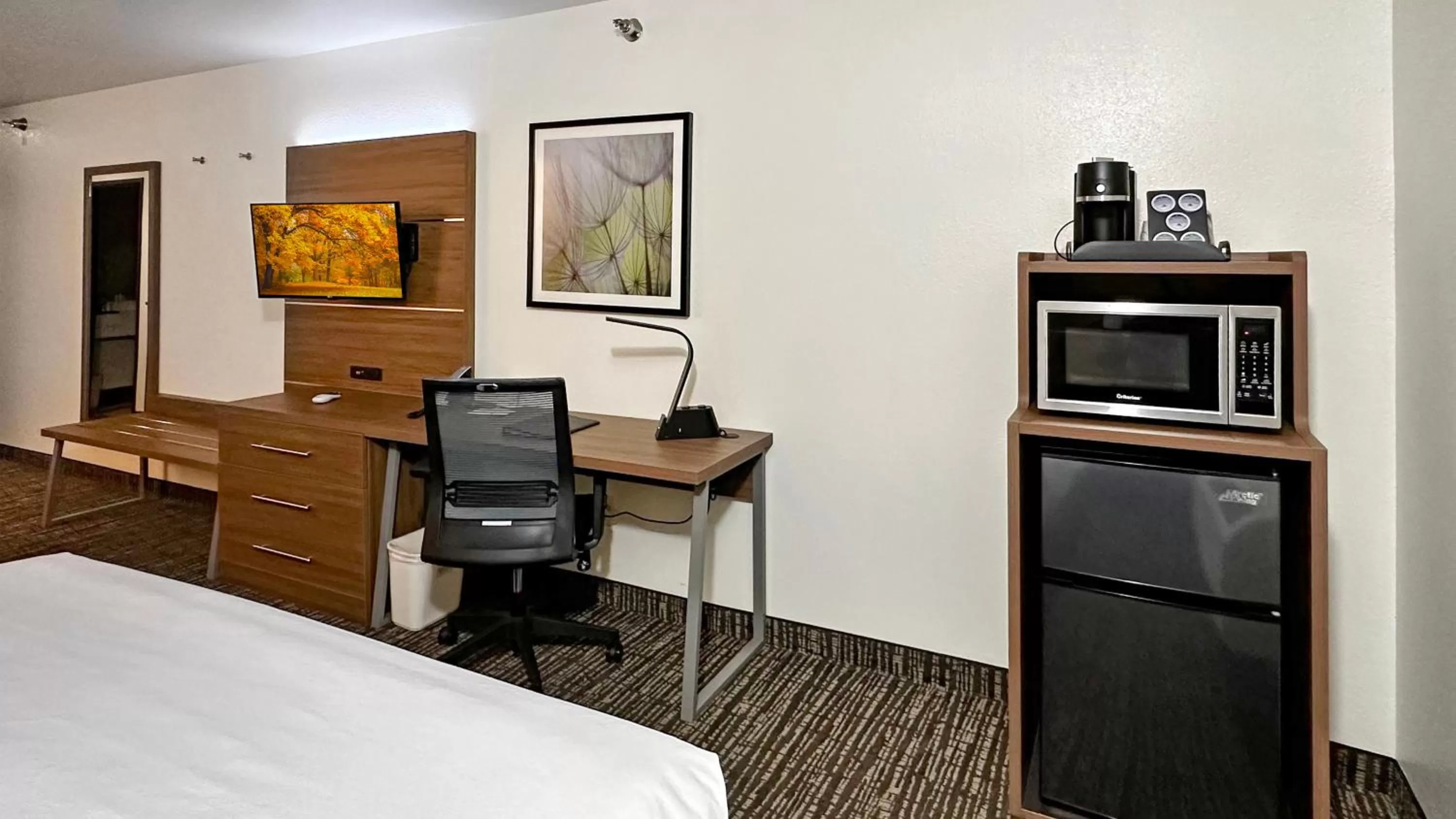 Coffee/tea facilities, Bed in Estherville Hotel & Suites