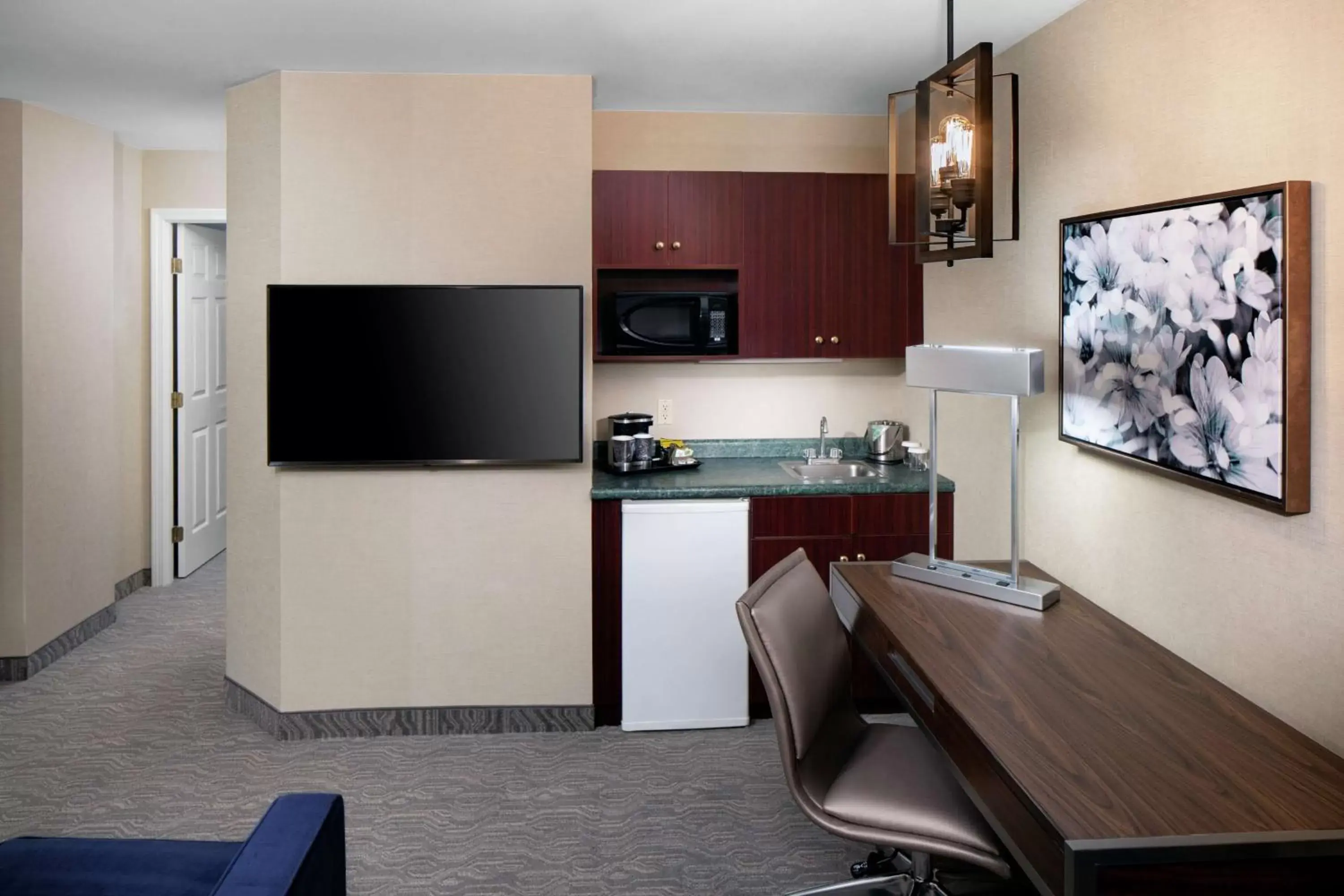 Bedroom, Kitchen/Kitchenette in DoubleTree by Hilton Nashua